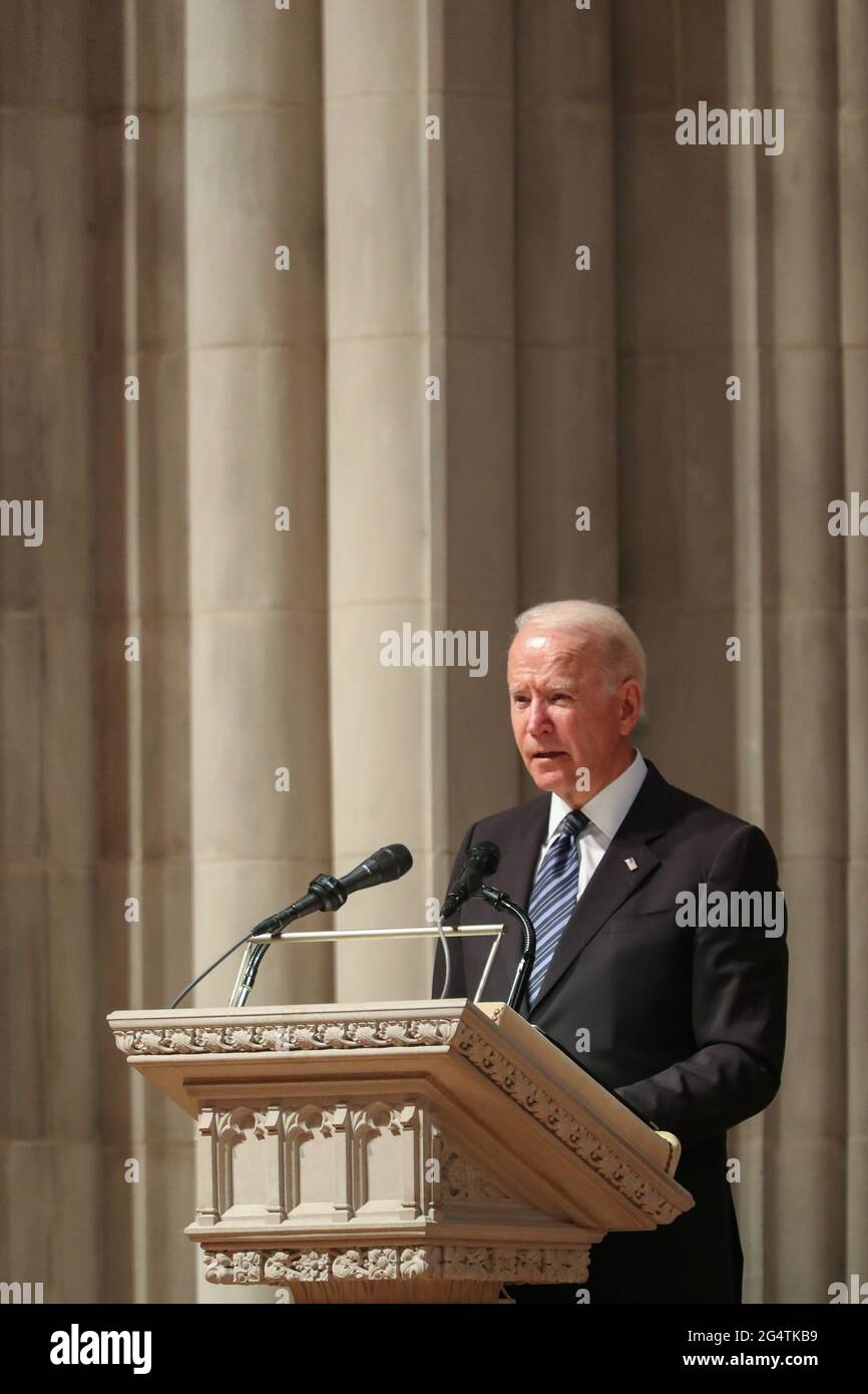 Le président américain Joe Biden parle lors de la cérémonie funéraire de l'ancien sénateur John Warner à la cathédrale nationale de Washington, DC, États-Unis le 23 juin 2021. Oliver Contreras/Pool via REUTERS Banque D'Images