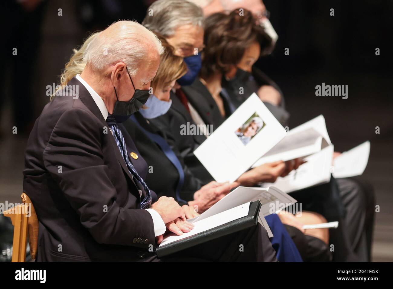 Le président américain Joe Biden assiste à la cérémonie funéraire de l'ancien sénateur John Warner à la cathédrale nationale de Washington, DC, États-Unis le 23 juin 2021. Oliver Contreras/Pool via REUTERS Banque D'Images