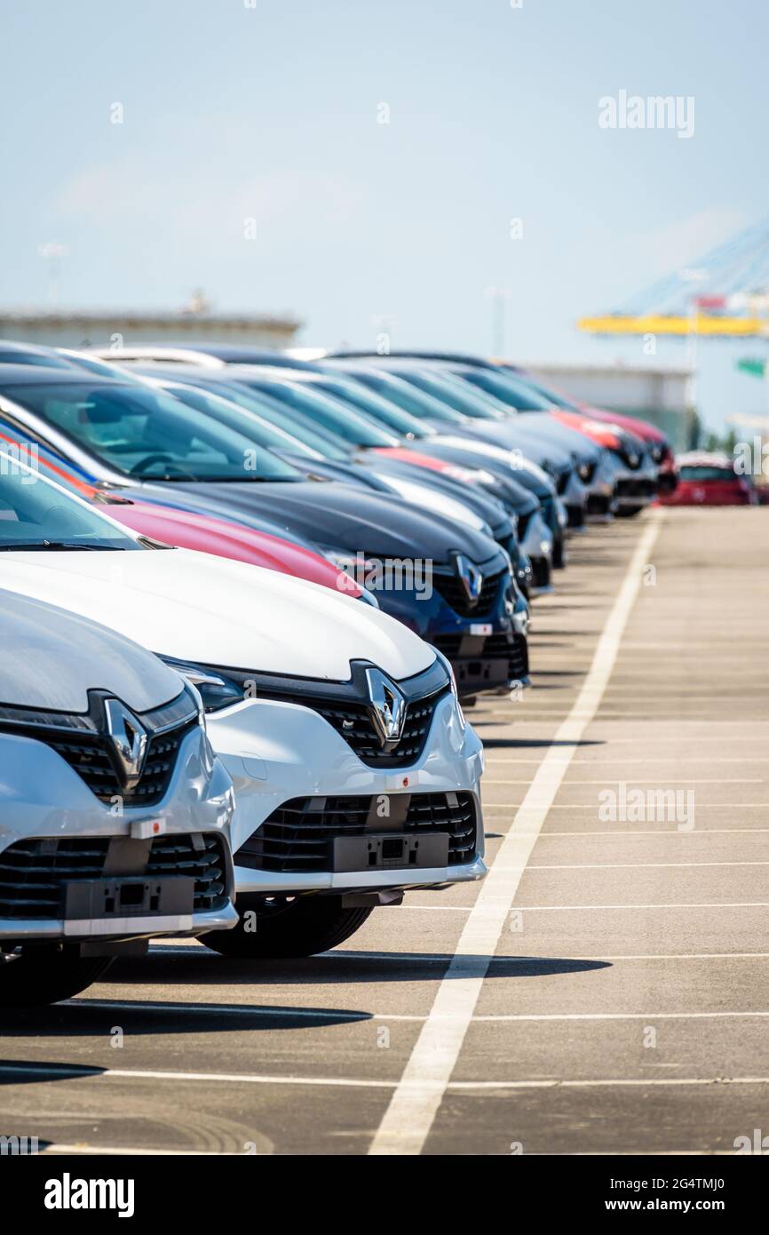 Des voitures Renault neuves sont alignées dans le parking du terminal de  roo-roo (roo) du port du Havre Photo Stock - Alamy
