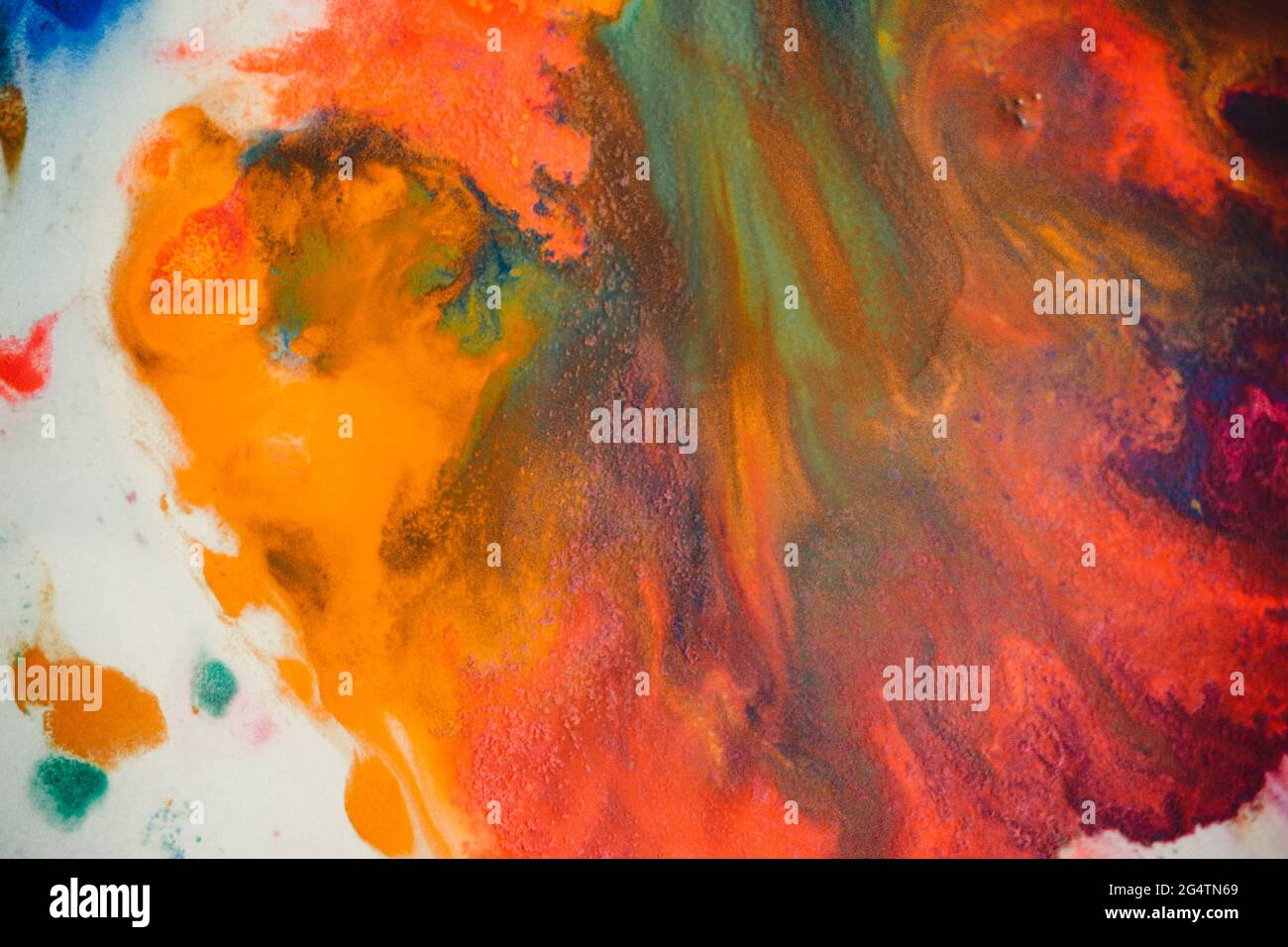 le tourbillon diffuse des couleurs d'encre colorées sur un fond blanc Banque D'Images