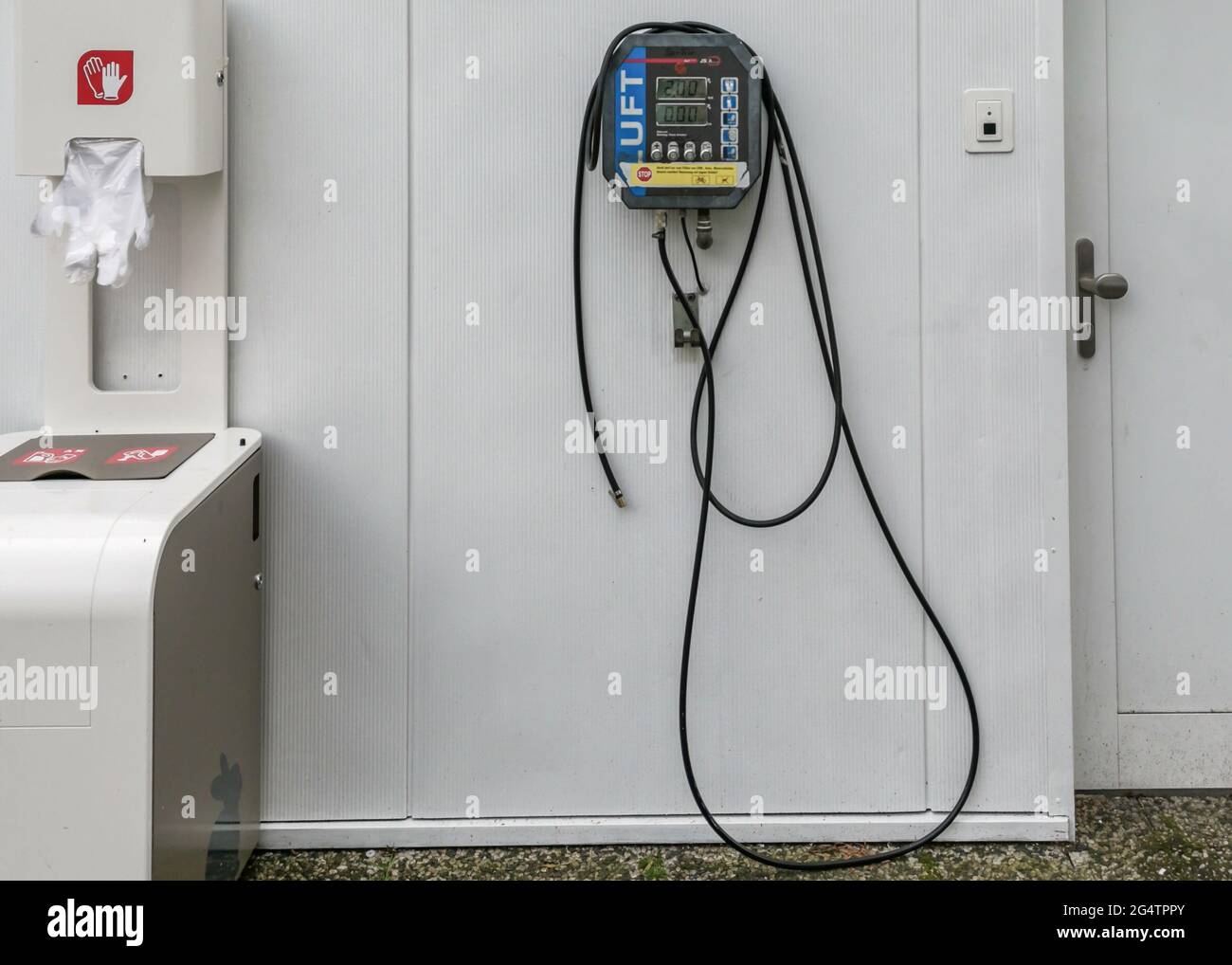 Une boîte pour gants en plastique jetables et un manomètre d'air dans une  station-service Photo Stock - Alamy