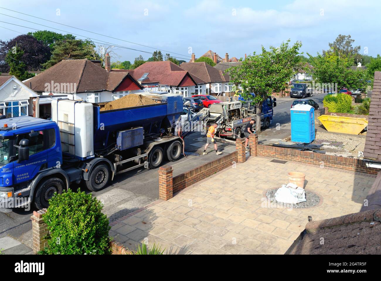 Un camion « Total Concrete » livrant une route de béton prêt à l'emploi à une maison résidentielle privée de Shepperton Surrey, Angleterre, Royaume-Uni Banque D'Images