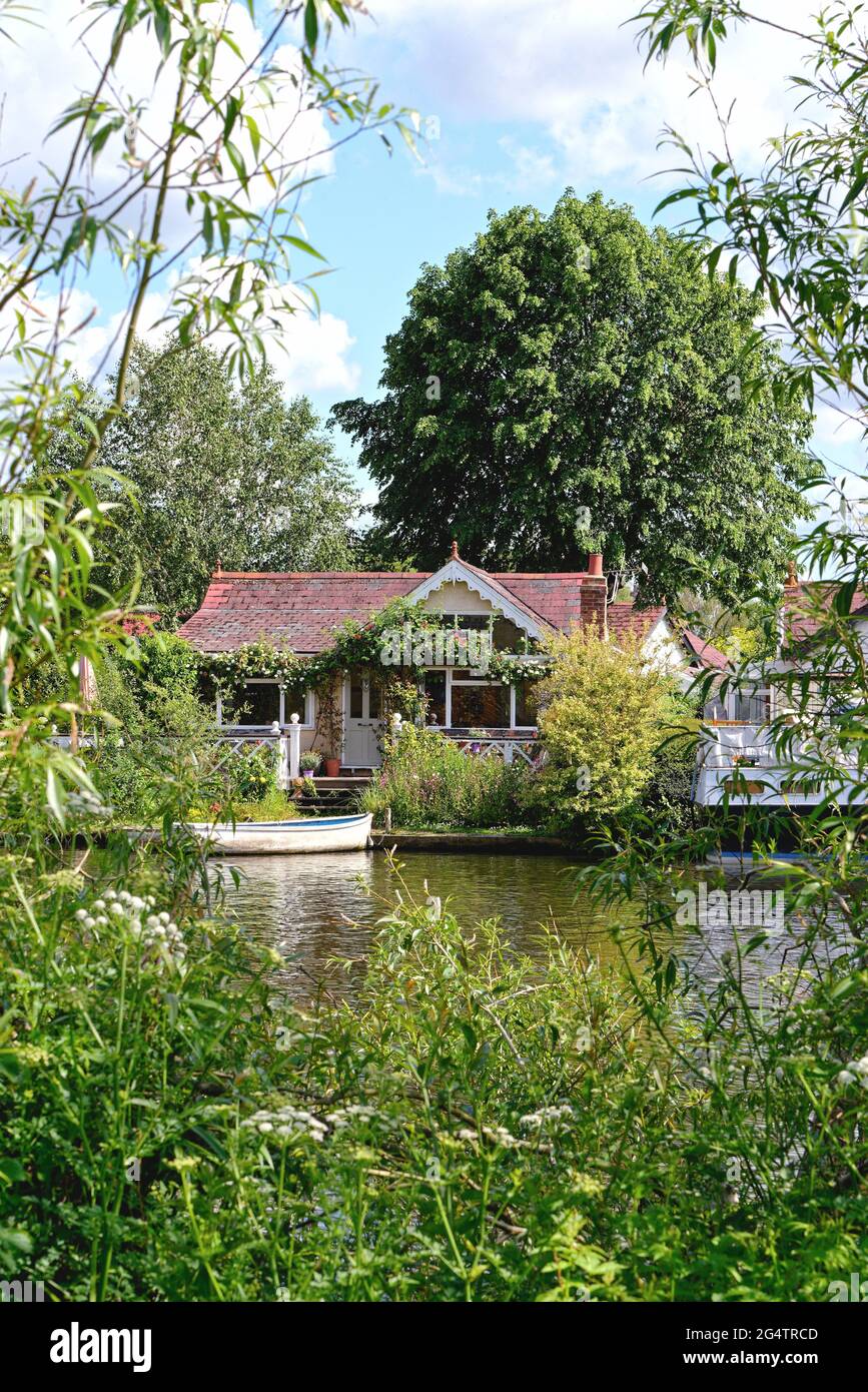 L'avant d'un vieux cottage au bord de la rivière sur l'île Pharaohs, près de la Tamise à Shepperton, le jour de l'été Surrey Angleterre Royaume-Uni Banque D'Images