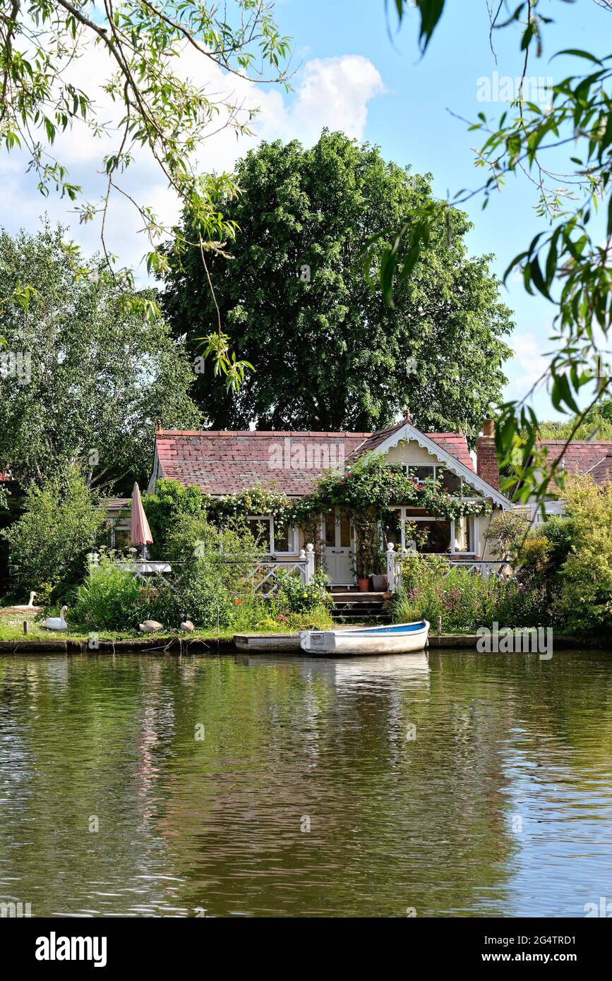 L'avant d'un vieux cottage au bord de la rivière sur l'île Pharaohs, près de la Tamise à Shepperton, le jour de l'été Surrey Angleterre Royaume-Uni Banque D'Images