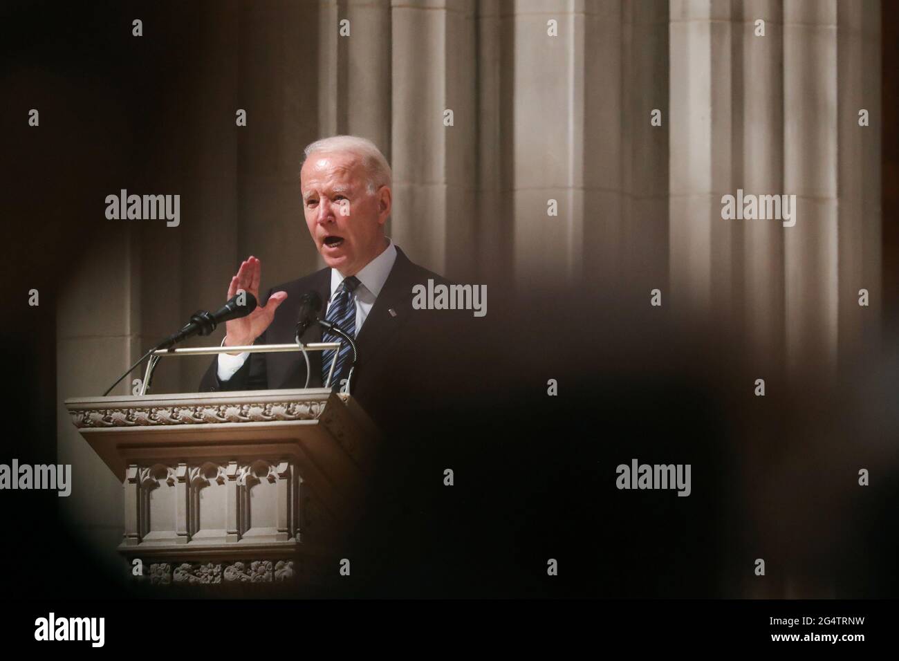 Le président américain Joe Biden parle lors de la cérémonie funéraire de l'ancien sénateur John Warner à la cathédrale nationale de Washington, DC, États-Unis le 23 juin 2021. Oliver Contreras/Pool via REUTERS Banque D'Images