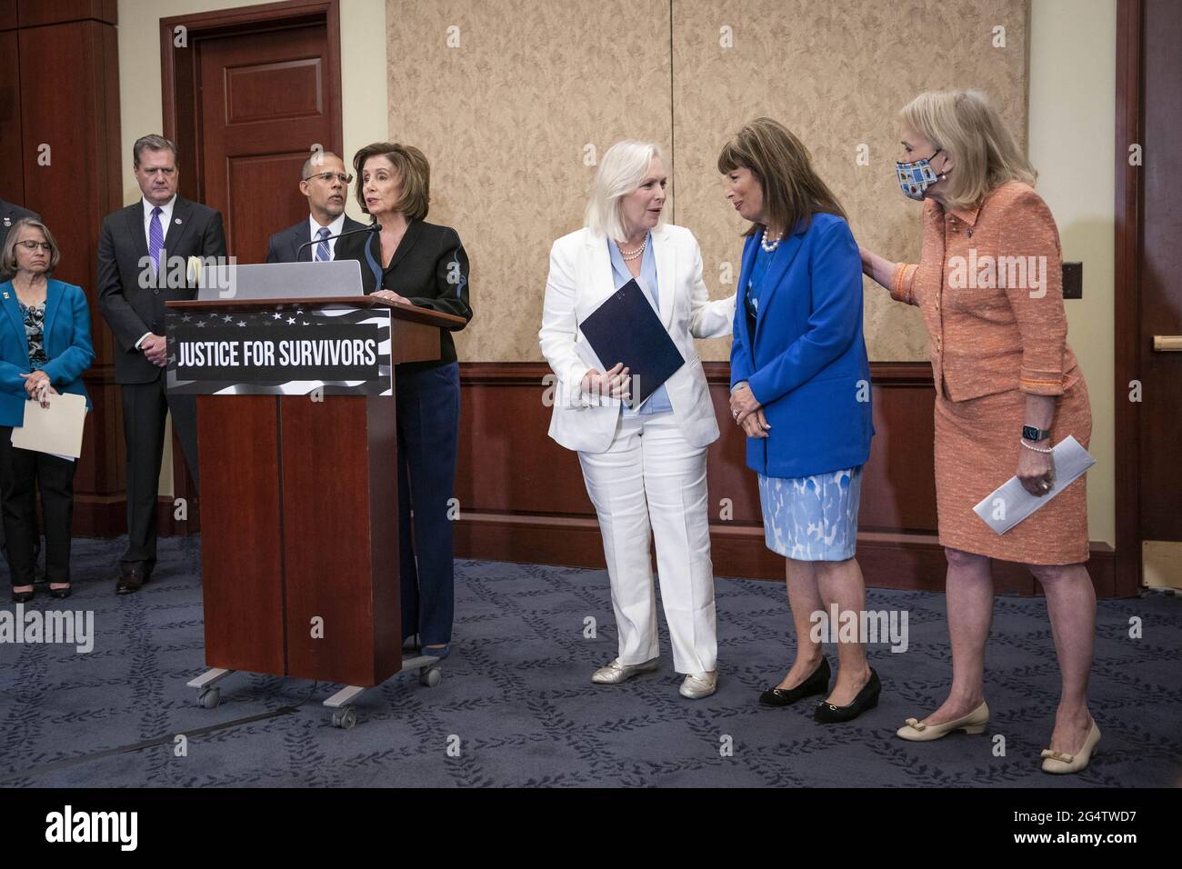 Washington, États-Unis. 23 juin 2021. Le sénateur Kirsten Gillicand, D-NY, la Représentante Jackie Speier, D-CA, et la Représentante Sylvia Garcia, D-TX, parlent en tant que Présidente de la Chambre Nancy Pelosi, D-CA, lors d'une conférence de presse au Capitole des États-Unis à Washington, DC, le mercredi 23 juin 2021. L'événement a été organisé pour promouvoir la loi de Vanessa Guillen sur l'amélioration de la justice militaire et l'augmentation de la prévention. Photo de Sarah Silbiger/UPI crédit: UPI/Alay Live News Banque D'Images