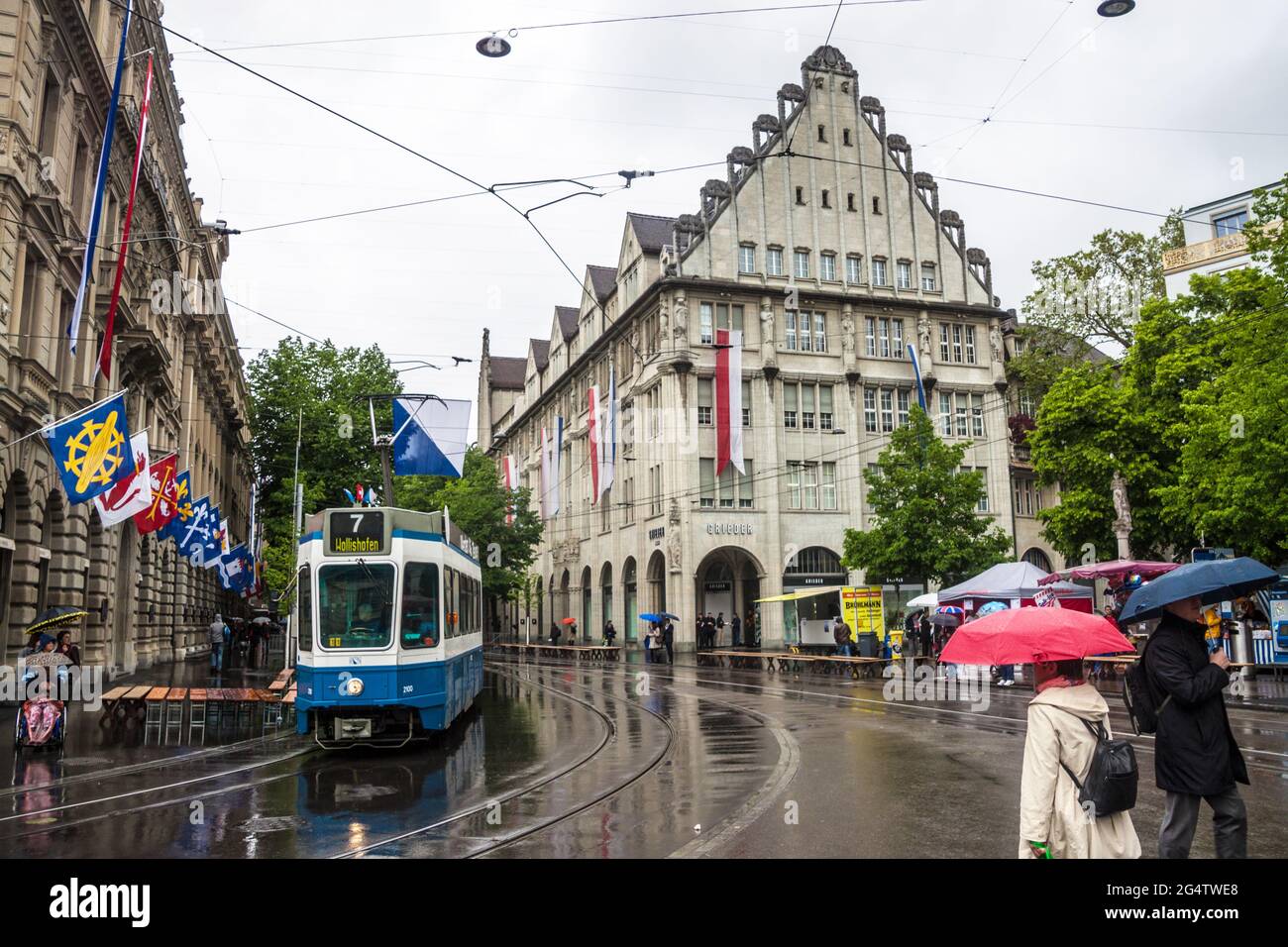 ZURICH - AVRIL 28 : vue sur une rue Bahnhofstrasse le 28 avril 2014 à Zurich, Suisse. Zurich est la plus grande ville de Suisse et la capitale Banque D'Images
