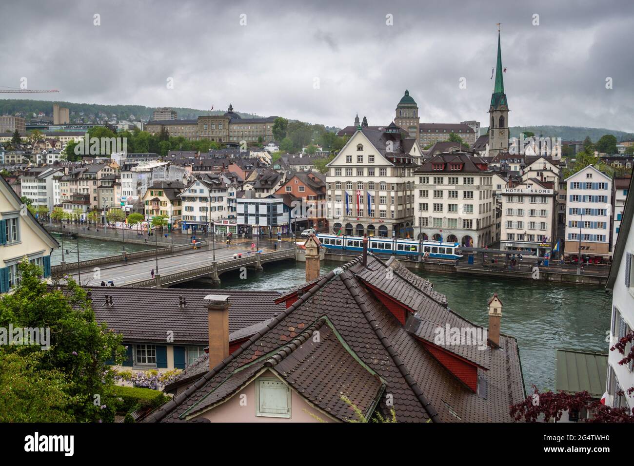 ZURICH - AVRIL 28 : vue sur une ville le 28 avril 2014 à Zurich, Suisse. Zurich est la plus grande ville de Suisse et la capitale du canton de Banque D'Images