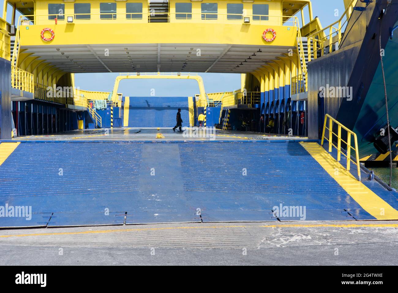 Une voiture commerciale et un ferry pour camions lourds avec une rampe de chargement ouverte. Dans un port commercial au Mexique Banque D'Images