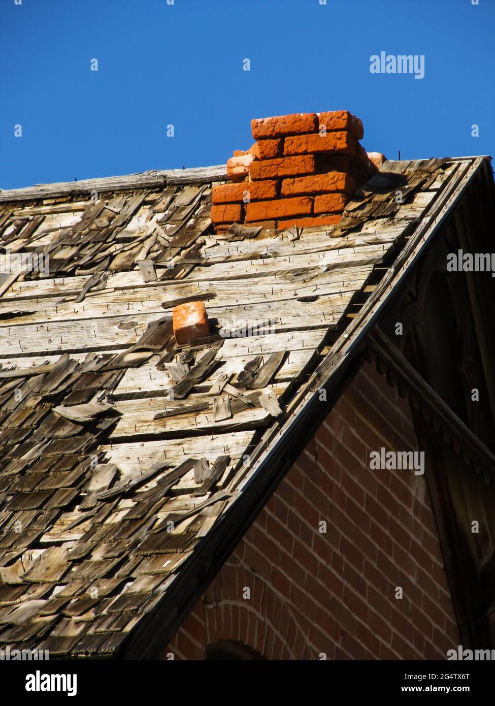 Un vieux toit en ruine, photographié par une journée ensoleillée dans la petite ville d'Escalante, Utah, Etats-Unis Banque D'Images