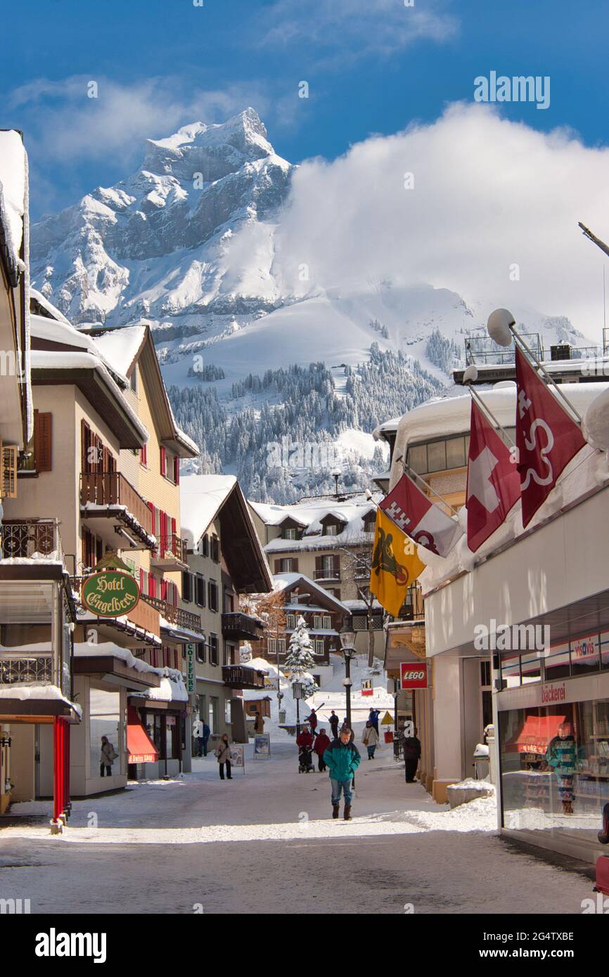 Une vue sur la rue principale d'Engelberg en hiver neige avec la toile de fond d'une montagne, Engelberg, canton d'Obwalden, Suisse centrale Banque D'Images