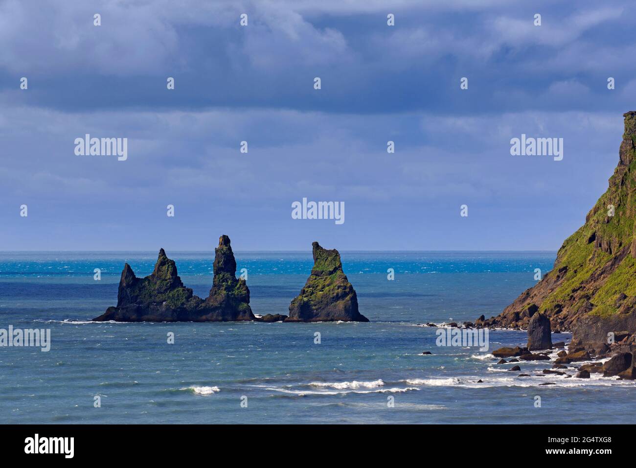 Reynisdrangar, piles de basalte près du village de Vík í Mýrdal en été, dans le sud de l'Islande Banque D'Images