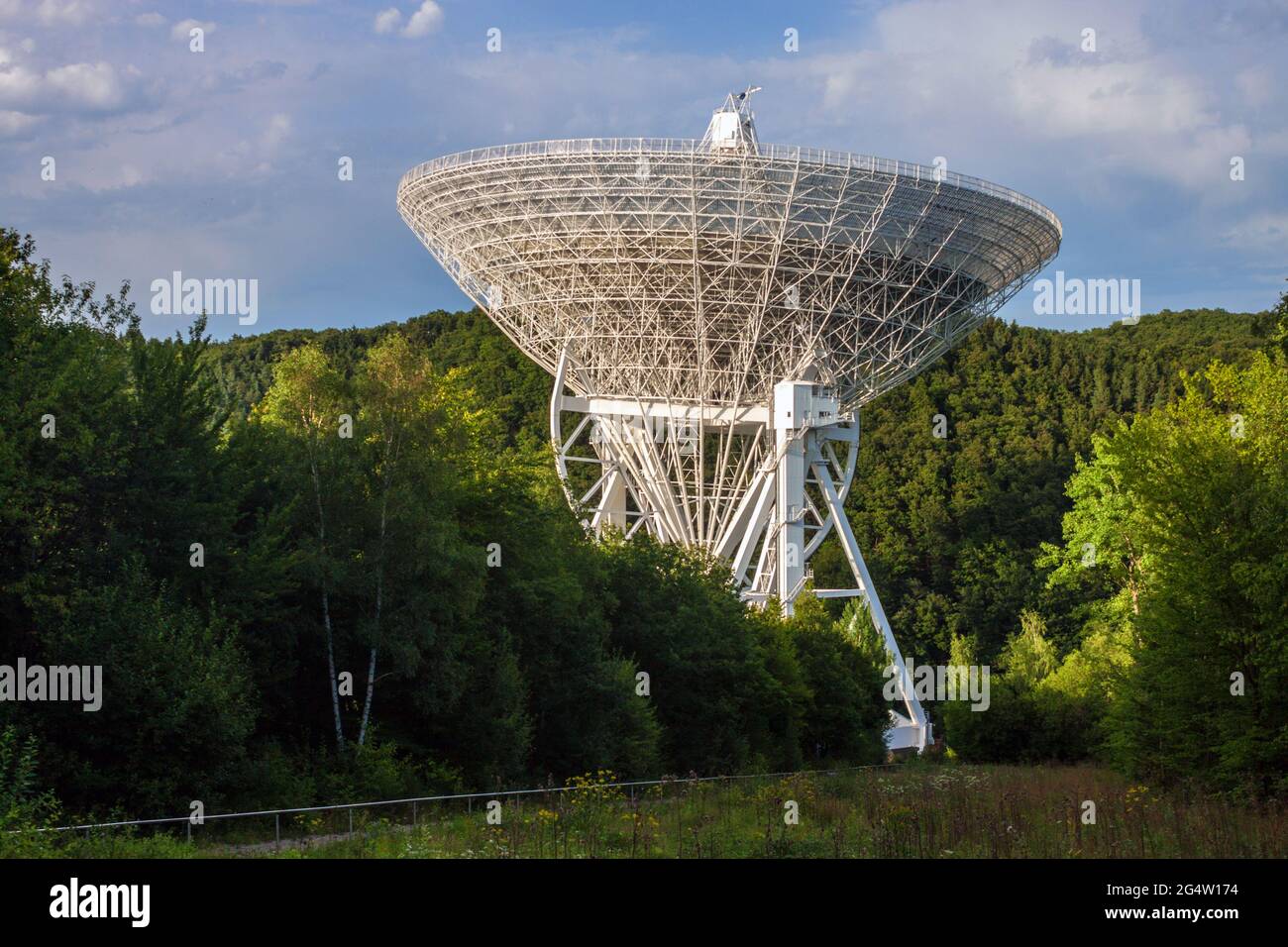 Radiotélescope Effelsberg en Allemagne avec un diamètre de 100 mètres