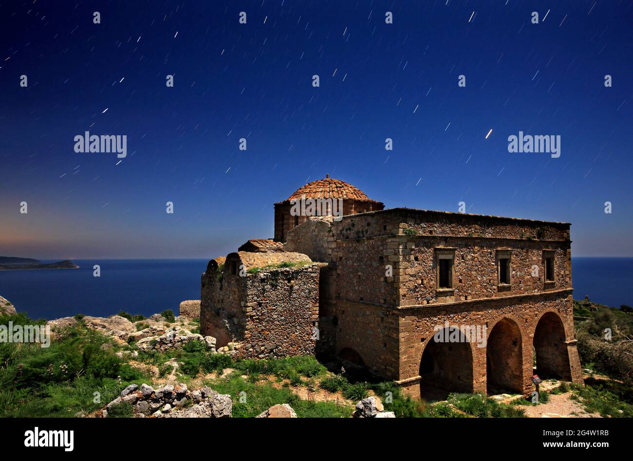 Vue nocturne de l'église byzantine d'Agia Sophia dans la haute ville (château supérieur), de Monemvasia, Laconia, Péloponnèse, Grèce. Banque D'Images