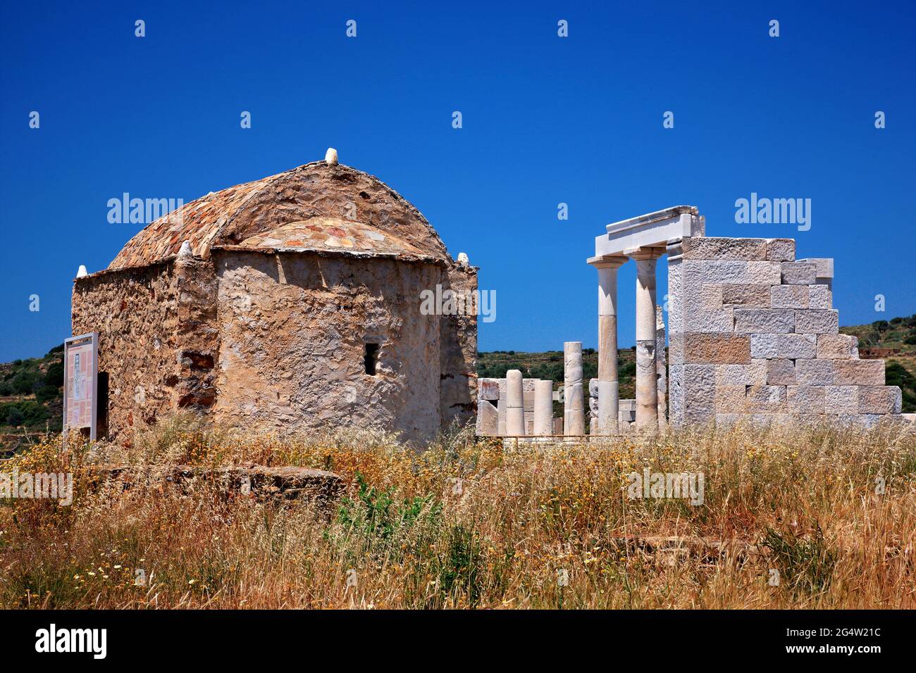 L'ancien temple de Demeter (Demetra), déesse de l'agriculture et la nouvelle église chrétienne près du village de Sangri, île de Naxos, Cyclades, Grèce. Banque D'Images