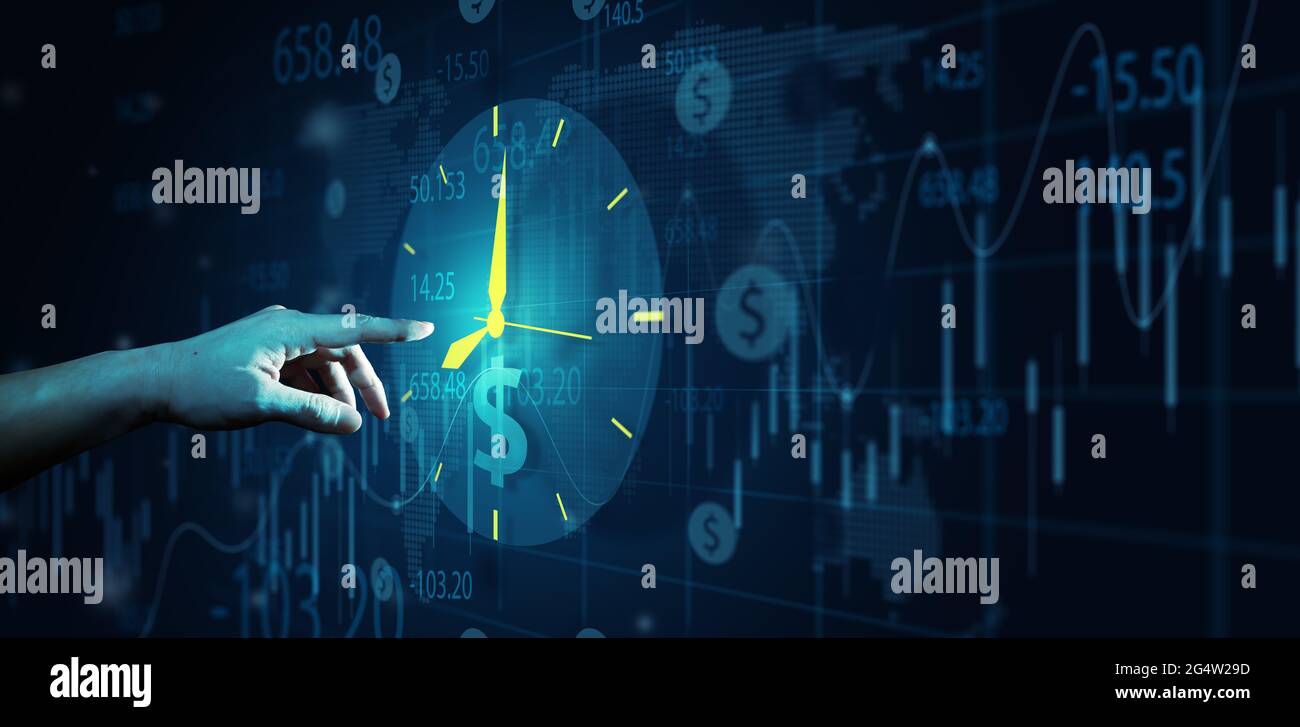 Gestion du temps d'affaires. Homme d'affaires main pointage horloge et argent signe ou icône sur fond bleu profond. Le temps de travail est un concept d'argent. Banque D'Images
