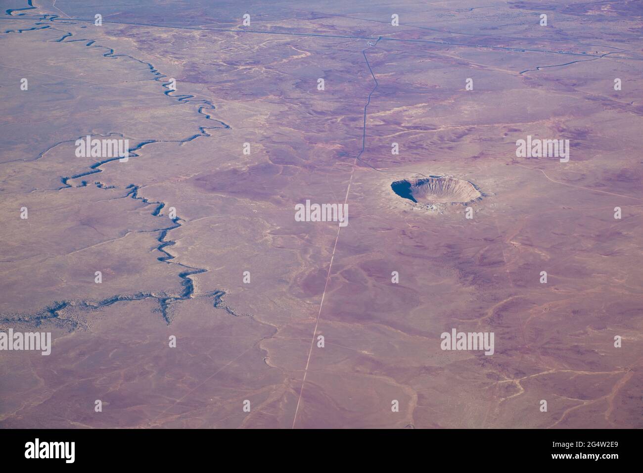 Barringer Meteorite Crater, une vue aérienne de haut en haut montrant le semi-désert environnant, Arizona, les États-Unis Banque D'Images