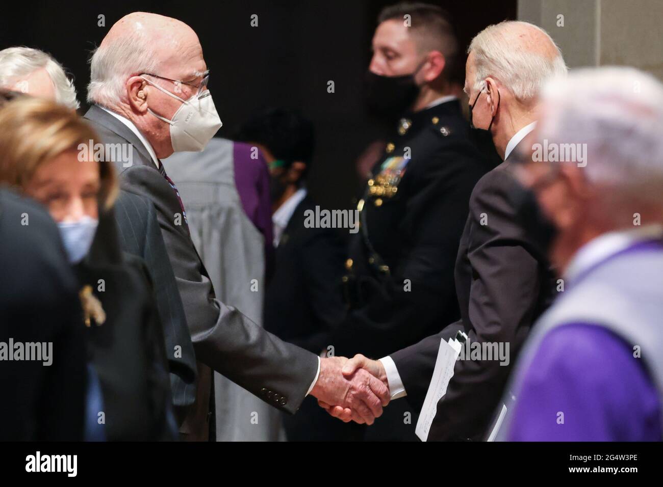 Le président américain Joe Biden serre la main avec le sénateur Patrick Leahy (D-VT) après la cérémonie funéraire de l'ancien sénateur John Warner à la cathédrale nationale de Washington, DC, États-Unis le 23 juin 2021. Oliver Contreras/Pool via REUTERS Banque D'Images