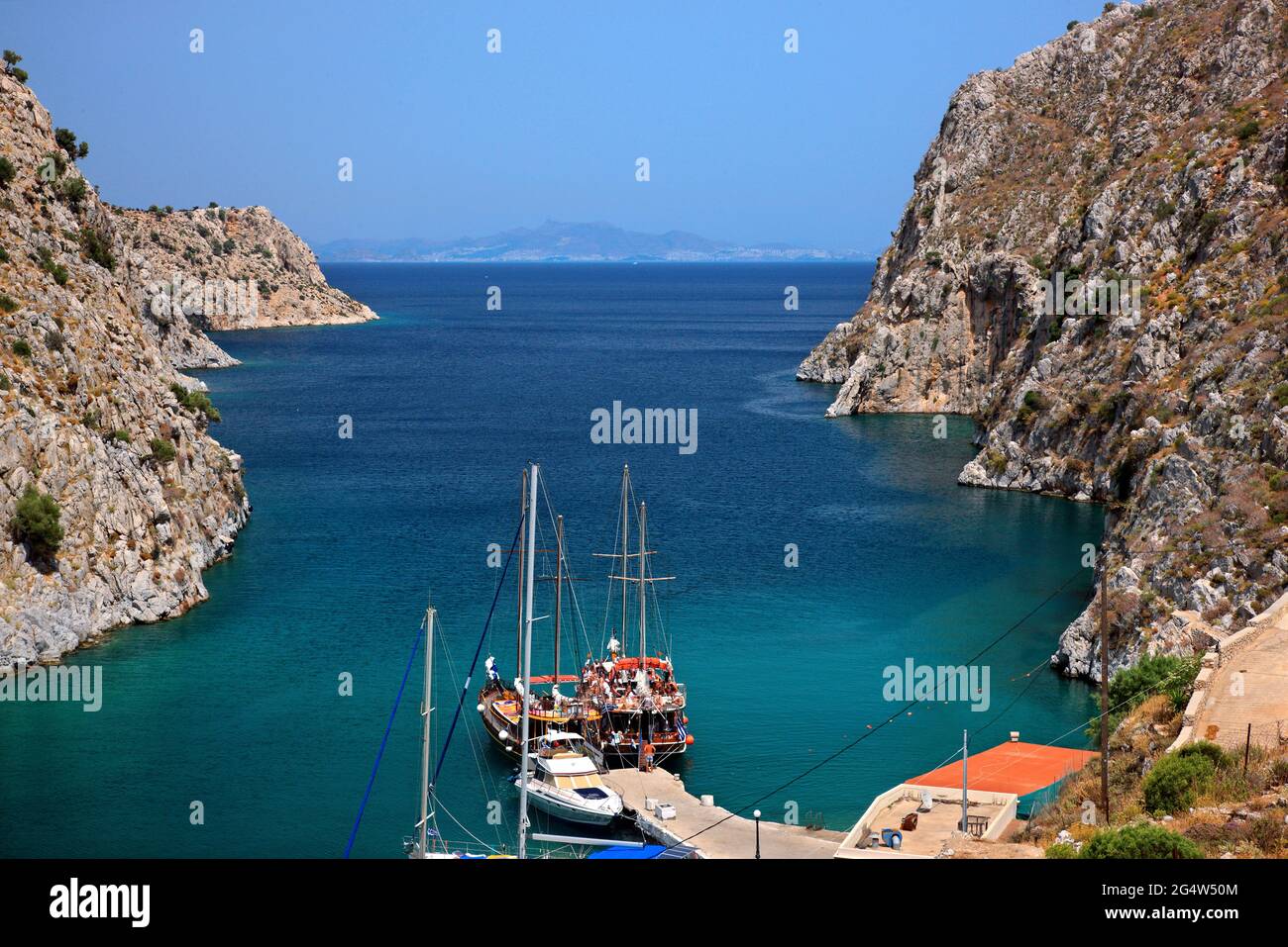 Le 'fjord' de Rina, le port pittoresque du village de Vathys, île de Kalymnos, Dodécanèse, mer Egée, Grèce. Banque D'Images