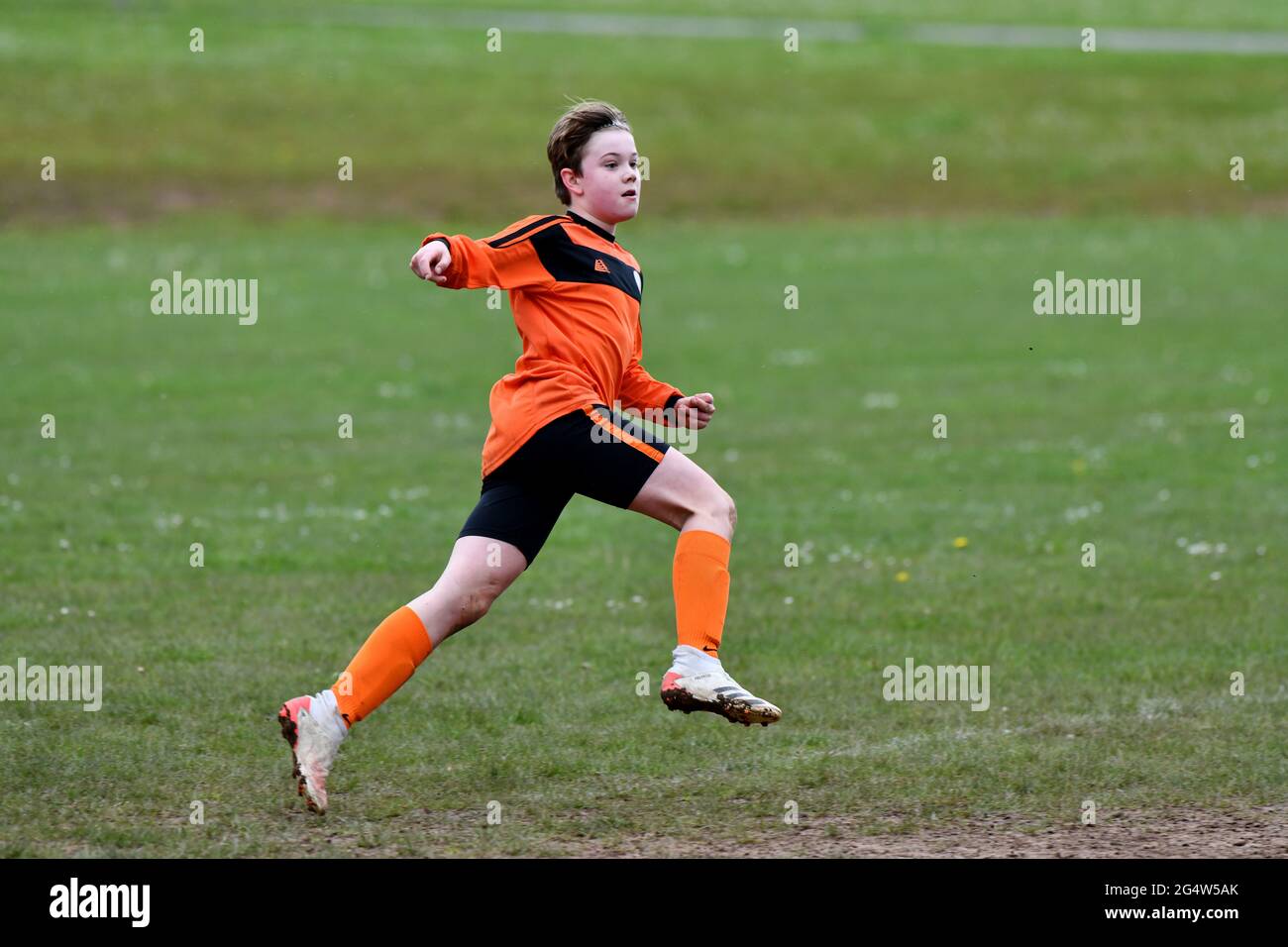 Garçons junior football match action Britain Royaume-Uni, enfants enfant jouant football action sport sport Banque D'Images