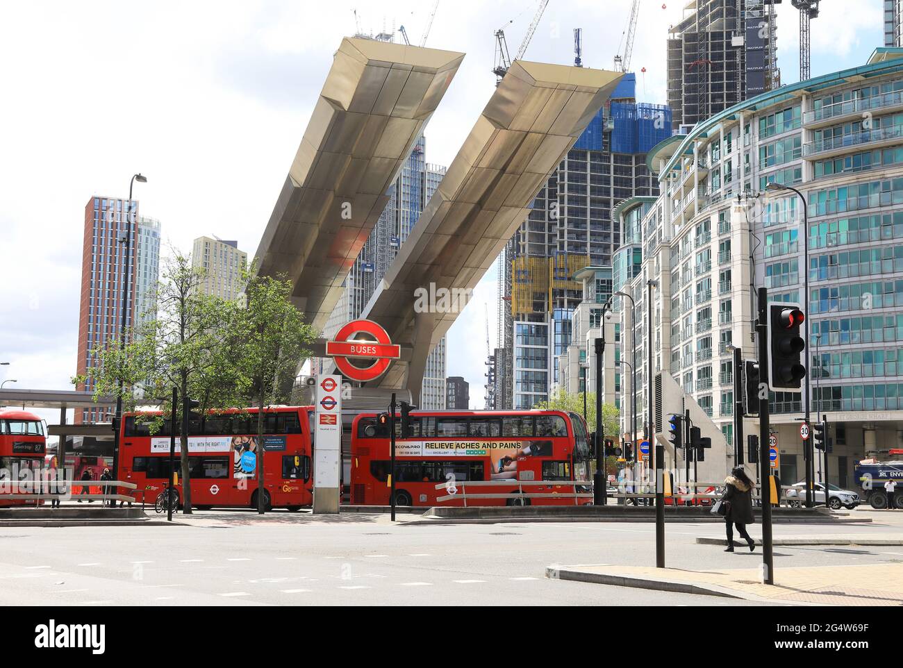 Vauxhall, une station de correspondance pour Network Rail, le métro de Londres et les bus de Londres, à la jonction de Vauxhall Cross Road, dans le centre de Londres, Royaume-Uni Banque D'Images