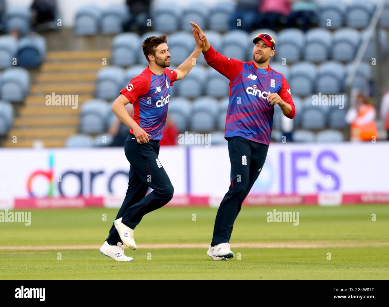 Mark Wood (à gauche) célèbre l'Angleterre après avoir pris le cricket de Dhananjaya de Silva au Sri Lanka lors du match international de Twenty20 à Sophia Gardens, Cardiff. Date de la photo: Mercredi 23 juin 2021. Banque D'Images