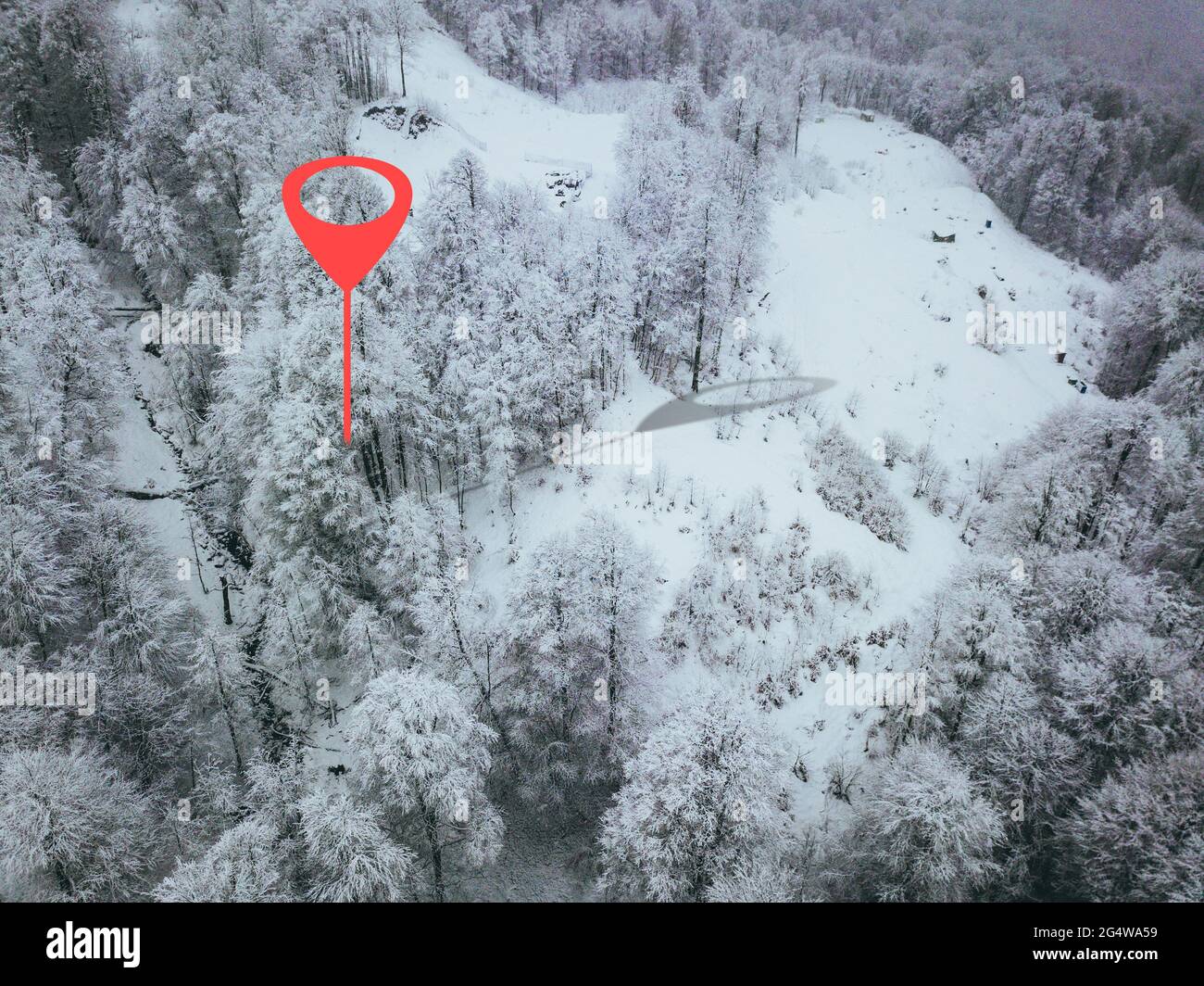 géotag point sur la route quelque part dans les montagnes. arbres couverts de neige. vue aérienne Banque D'Images