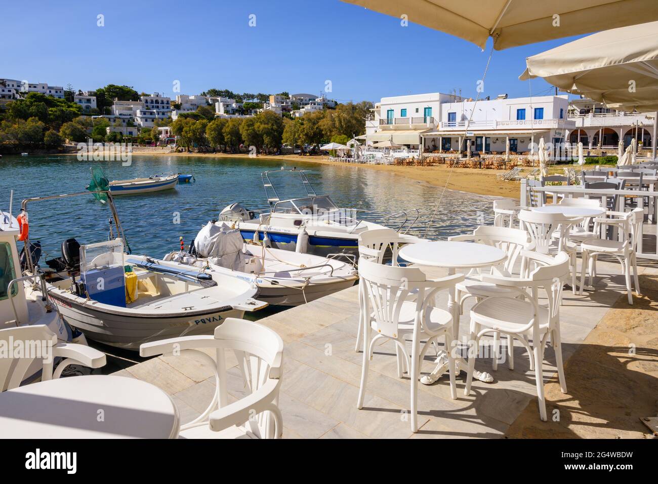 Paros, Grèce - 29 septembre 2020 : Piso Livadi, une station pittoresque avec des restaurants et une plage de sable sur la côte est de l'île de Paros. CYC Banque D'Images