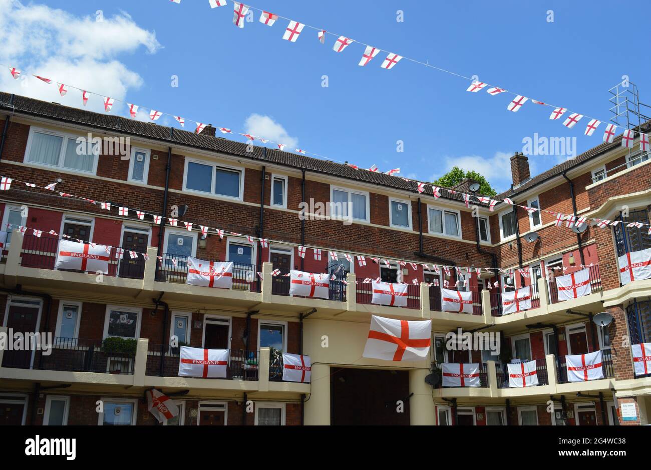 Londres, Royaume-Uni. 23 juin 2021. Les résidents patriotiques du domaine Kirby couvrent leurs balcons dans les drapeaux d'Angleterre pendant la durée du tournoi Euro 2020. Banque D'Images