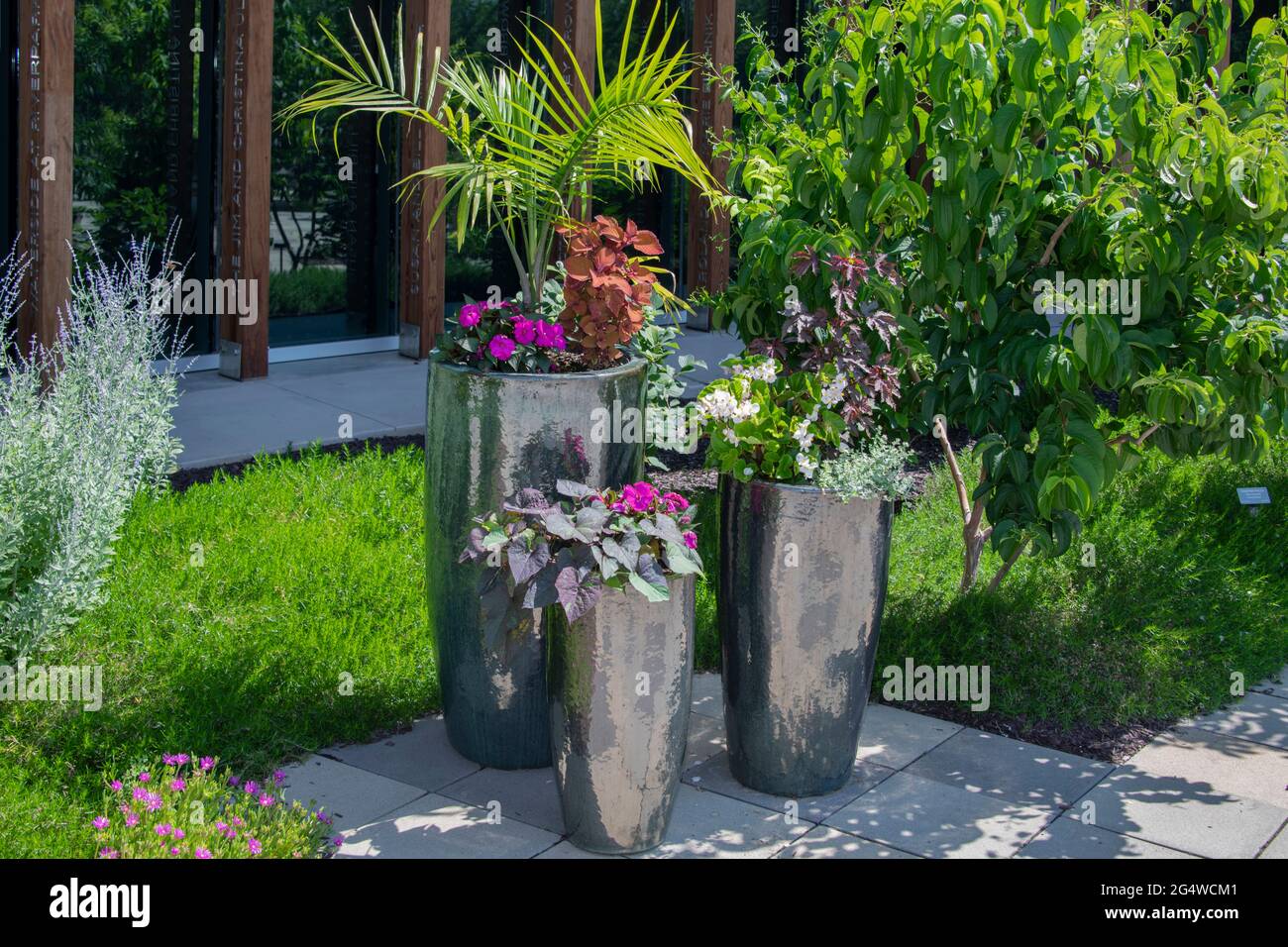 Kentucky USA 6-12-21 trois vases coniques de différentes tailles avec plantes ornementales décorent les jardins botaniques de la ville de Louisville Banque D'Images