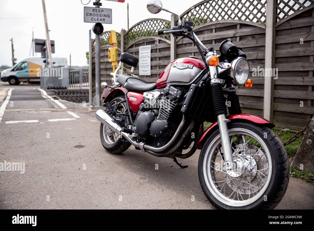 Woodbridge Suffolk Royaume-Uni juin 04 2021 : une légende de triomphe classique garée au milieu d'une ville animée. Moto classique Banque D'Images