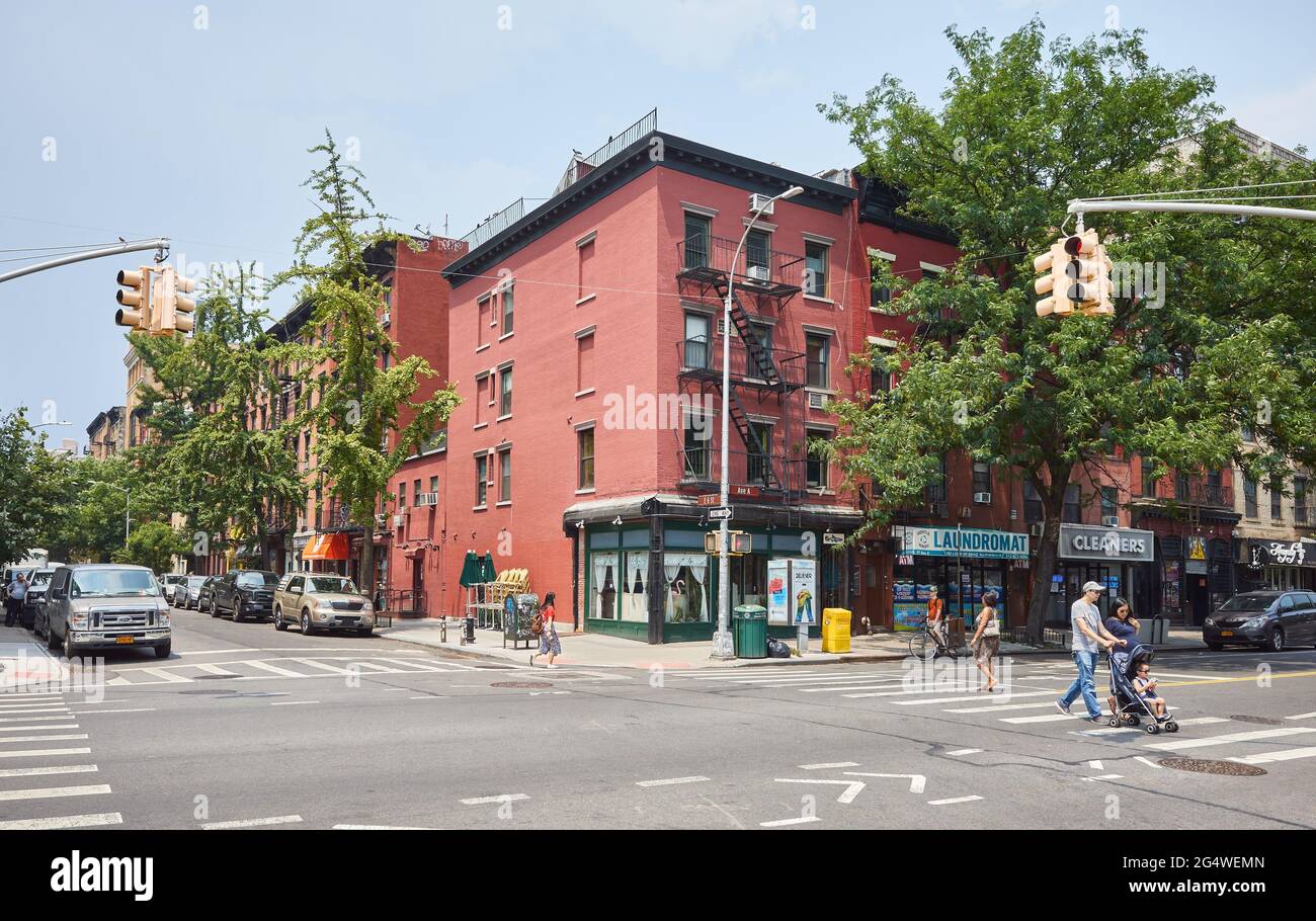 New York, États-Unis - 03 juillet 2018 : angle de l'avenue A et de la rue East 6 par une belle journée d'été. Banque D'Images