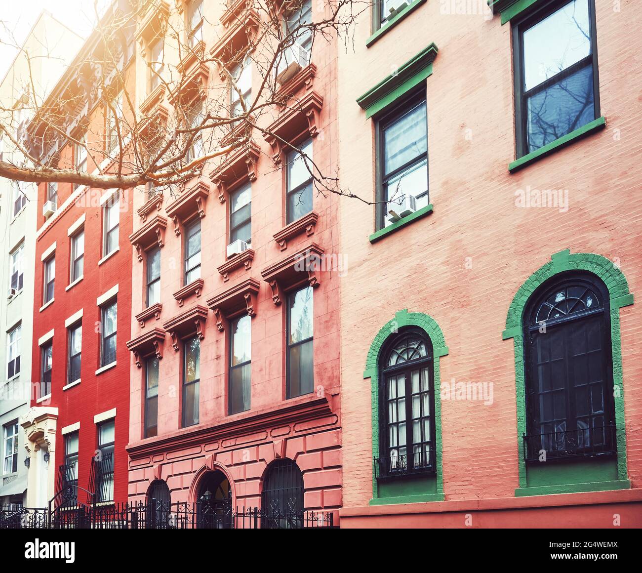 Maisons de ville anciennes à Manhattan, couleurs appliquées, New York, États-Unis. Banque D'Images