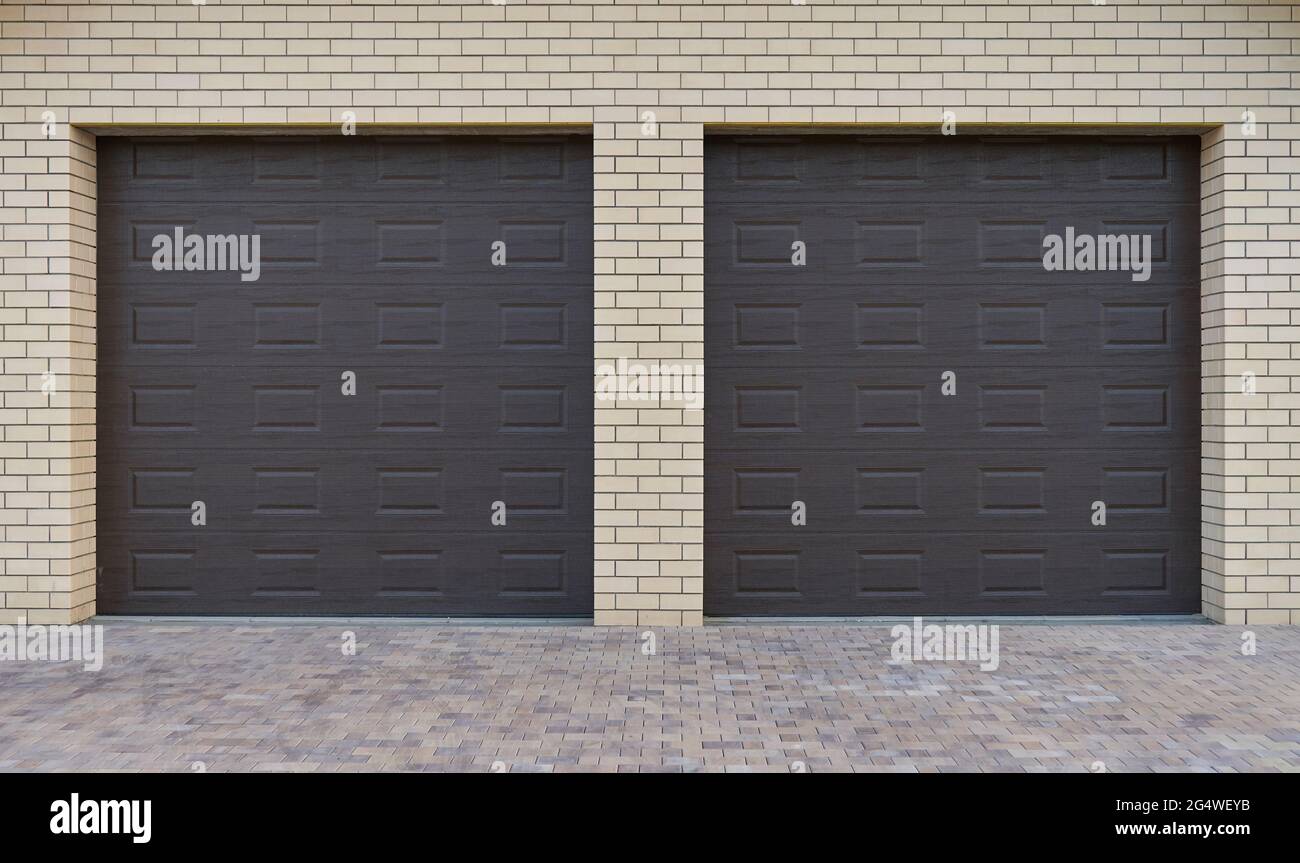 Double porte de garage de type roulant pour deux voitures. Banque D'Images