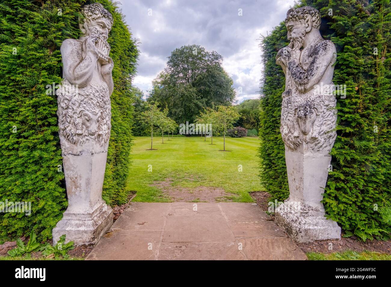 Des statues de cornemuse palangries ornent une entrée dans le jardin de l'abbaye d'Anglesey, une maison de campagne de style jacograin à Lode, près de Camdridge, Royaume-Uni, Banque D'Images