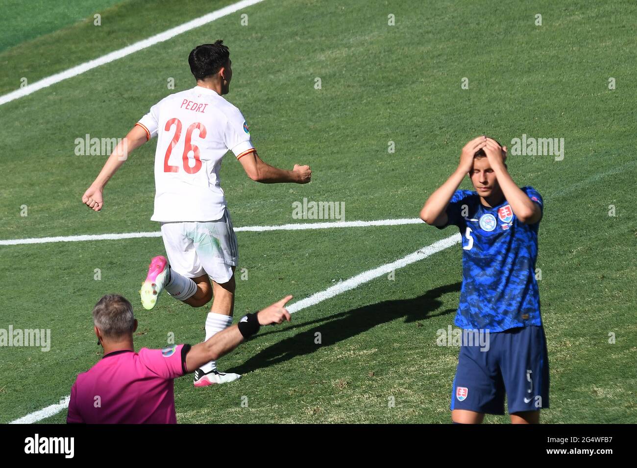 SÉVILLE, ESPAGNE - JUIN 23 : Pedri et Lubomir Satka lors du 2020 championnat européen de l'UEFA de groupe E entre la Slovaquie et l'Espagne à l'Estadio la Cartuja le 23 juin 2021 à Séville, Espagne. (Juan Jose Ubeda/MB Media) Banque D'Images