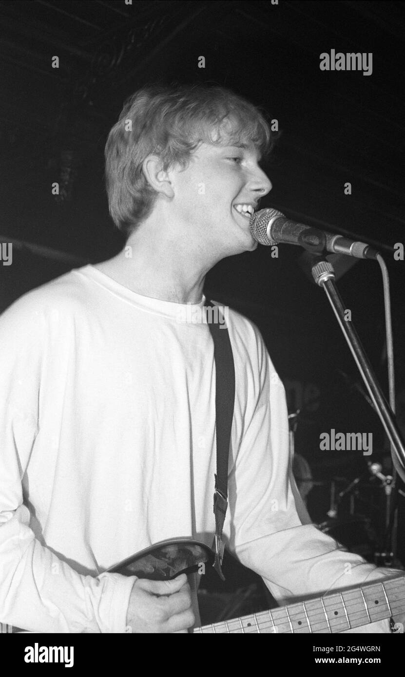 Steve Cradock, de Ocean Color Scene, se produisit à Esquires, Bedford, Royaume-Uni, le 2 décembre 1990. Banque D'Images