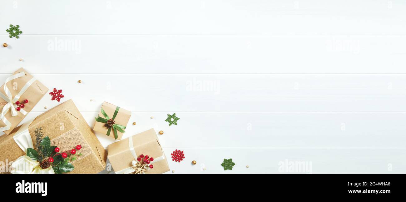 Bannière de Noël avec bordure de boîtes-cadeaux sur fond de bois blanc Banque D'Images