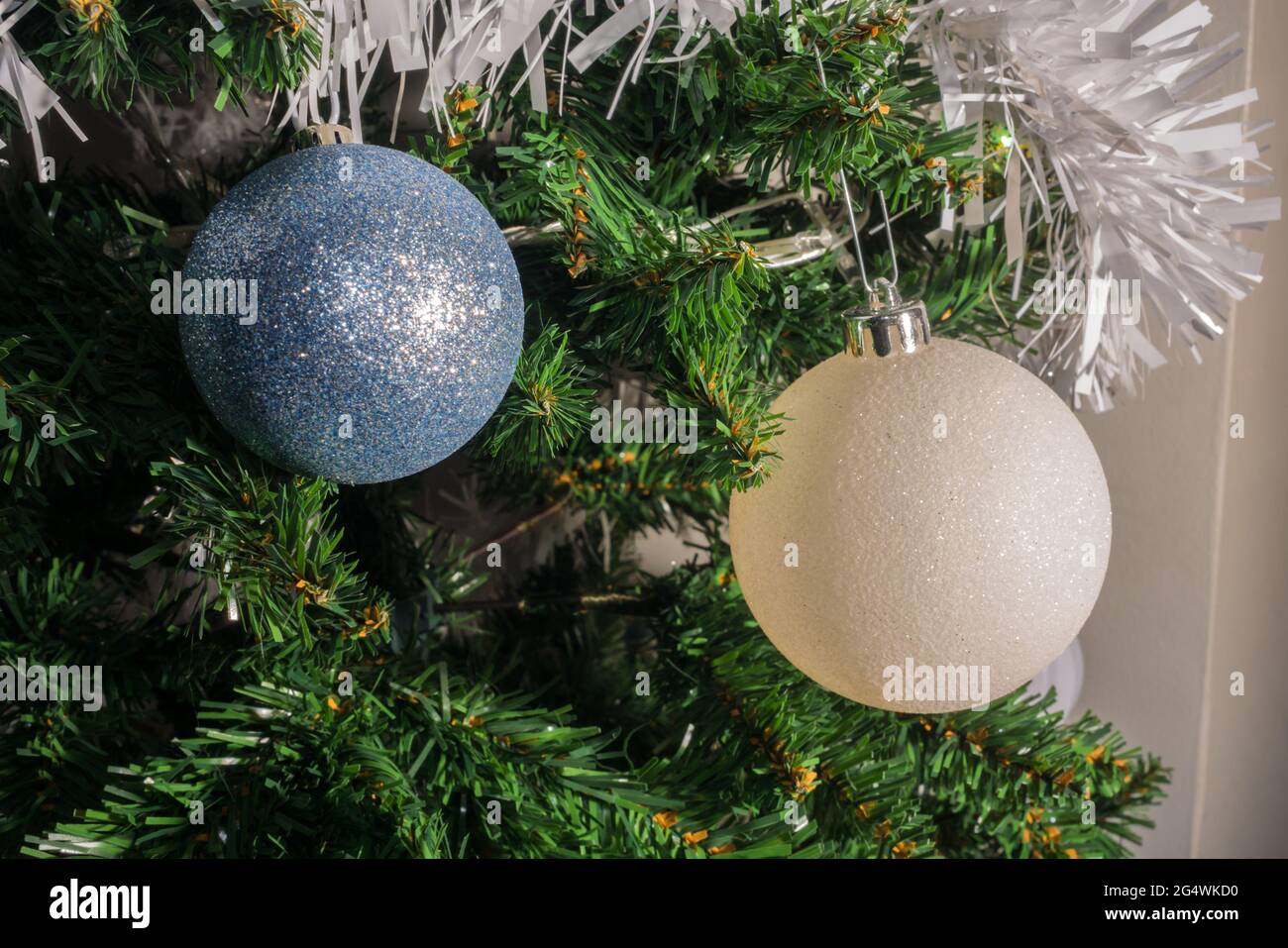 Boules bleues et blanches suspendues à un sapin de Noël Banque D'Images