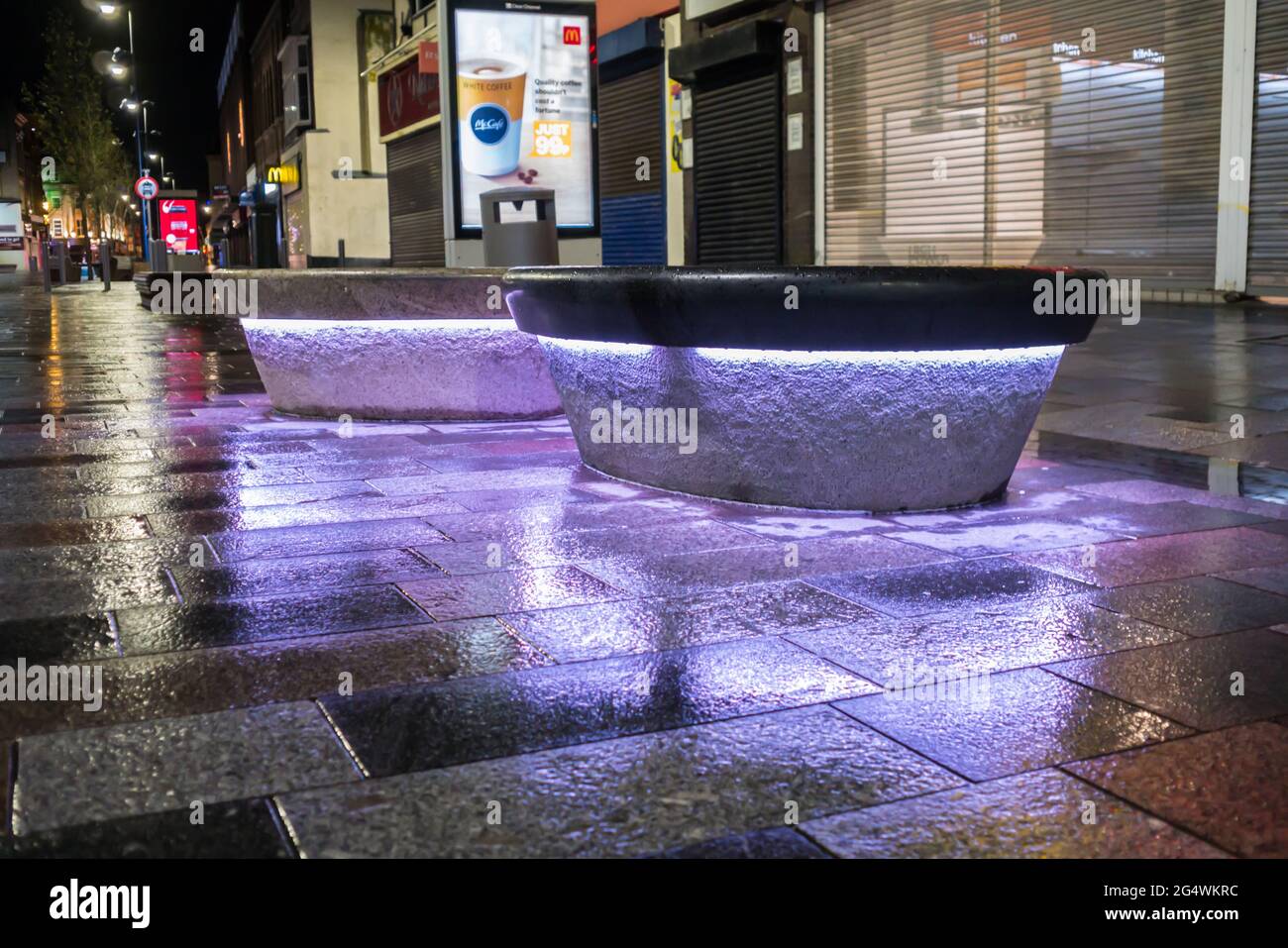Siège public violet lumineux moderne à High Street West, Sunderland Banque D'Images