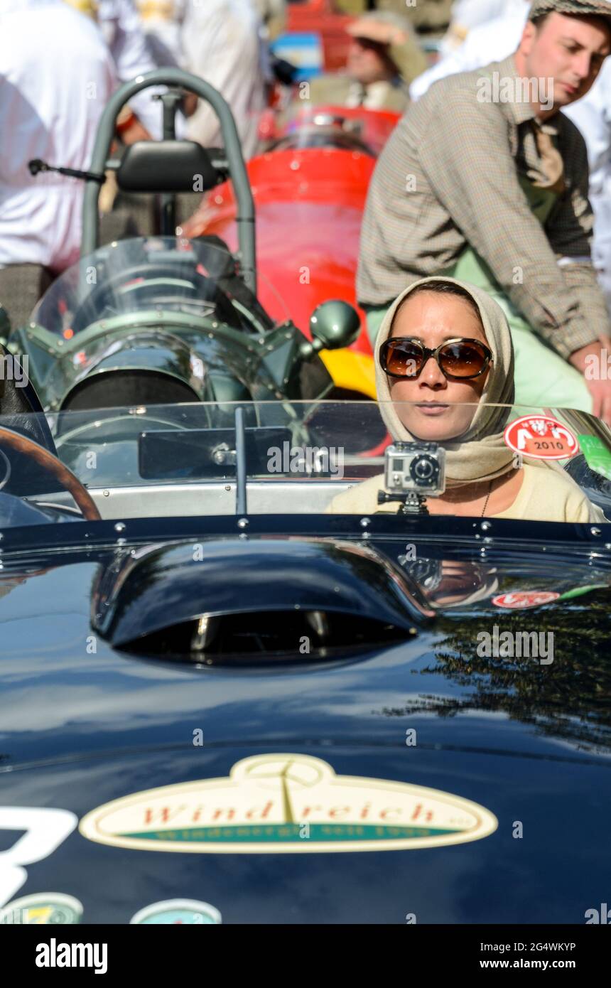 Femme dans une voiture à toit ouvert classique au Goodwood Revival 2011, West Sussex, Royaume-Uni. File d'attente de voitures d'époque attendant de sortir sur le circuit de course Banque D'Images