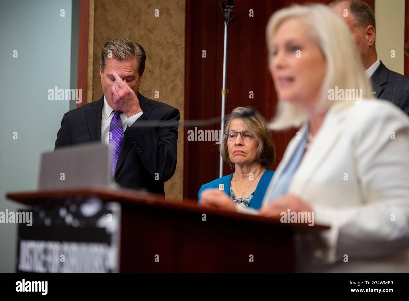 Le représentant des États-Unis Mike Turner (républicain de l'Ohio), à gauche, essuie les larmes des yeux tandis que le sénateur des États-Unis Kirsten Gilliband (démocrate de New York) fait des remarques lors d'une conférence de presse pour présenter la Vanessa Gulén Military Justice Improvement and Inhing Prevention Act, au Capitole des États-Unis, à Washington, DC, mercredi, Juin 23, 2021. Crédit : Rod Lamkey/CNP/MediaPunch Banque D'Images