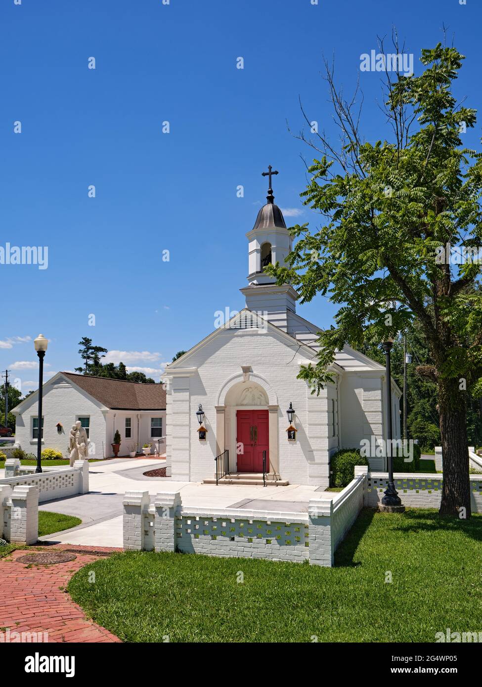 L'église catholique St Vincent de Paul à Tallassee, Alabama, États-Unis, ressemble à une petite ou petite église blanche typique souvent trouvée dans le sud. Banque D'Images