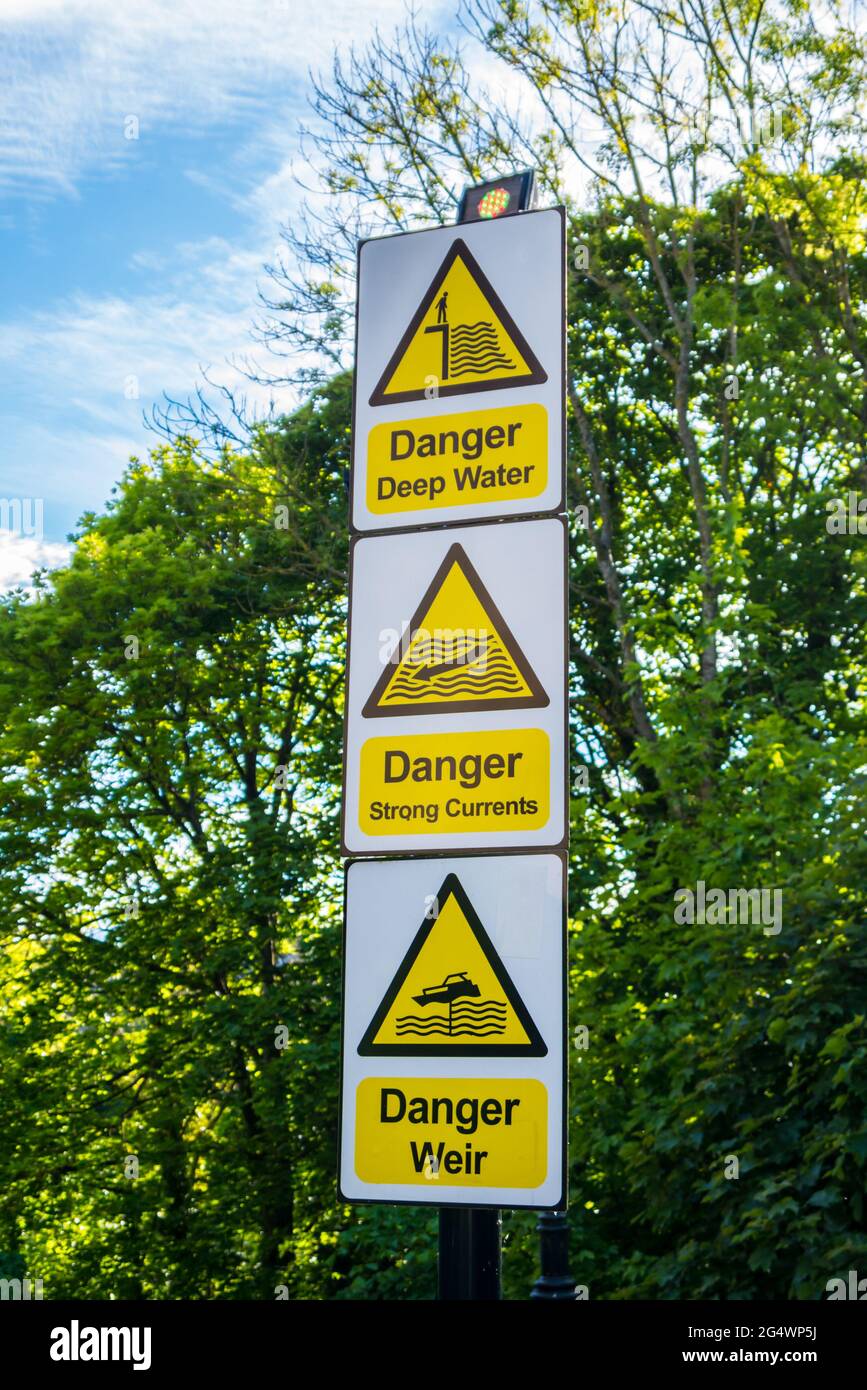 Panneaux d'avertissement pour les eaux dangereuses au château de Barnard, Teesdale Banque D'Images