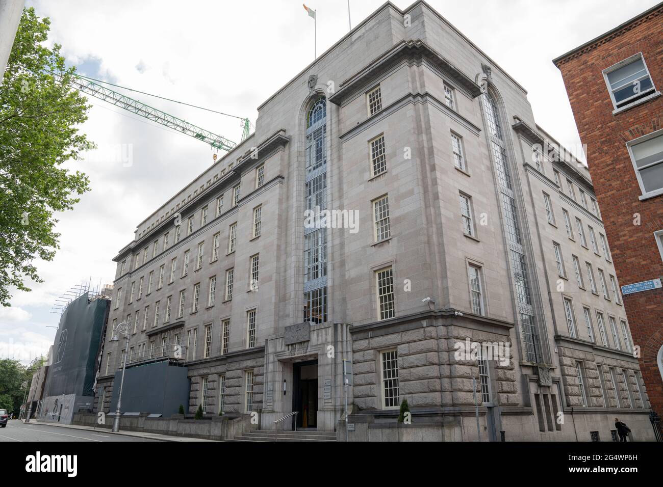 Dublin 2, Dublin, Irlande, 11 juin 2021. Immeuble du ministère des Finances sur la rue Kildare Banque D'Images