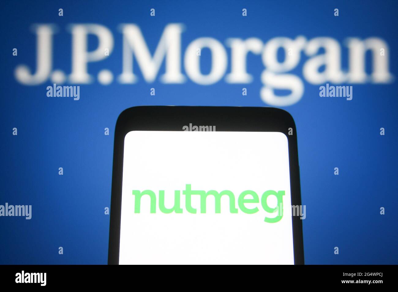 Ukraine. 23 juin 2021. Dans cette illustration, un logo Nutmeg apparaît sur l'écran d'un smartphone avec un logo JP Morgan en arrière-plan. Crédit : SOPA Images Limited/Alamy Live News Banque D'Images