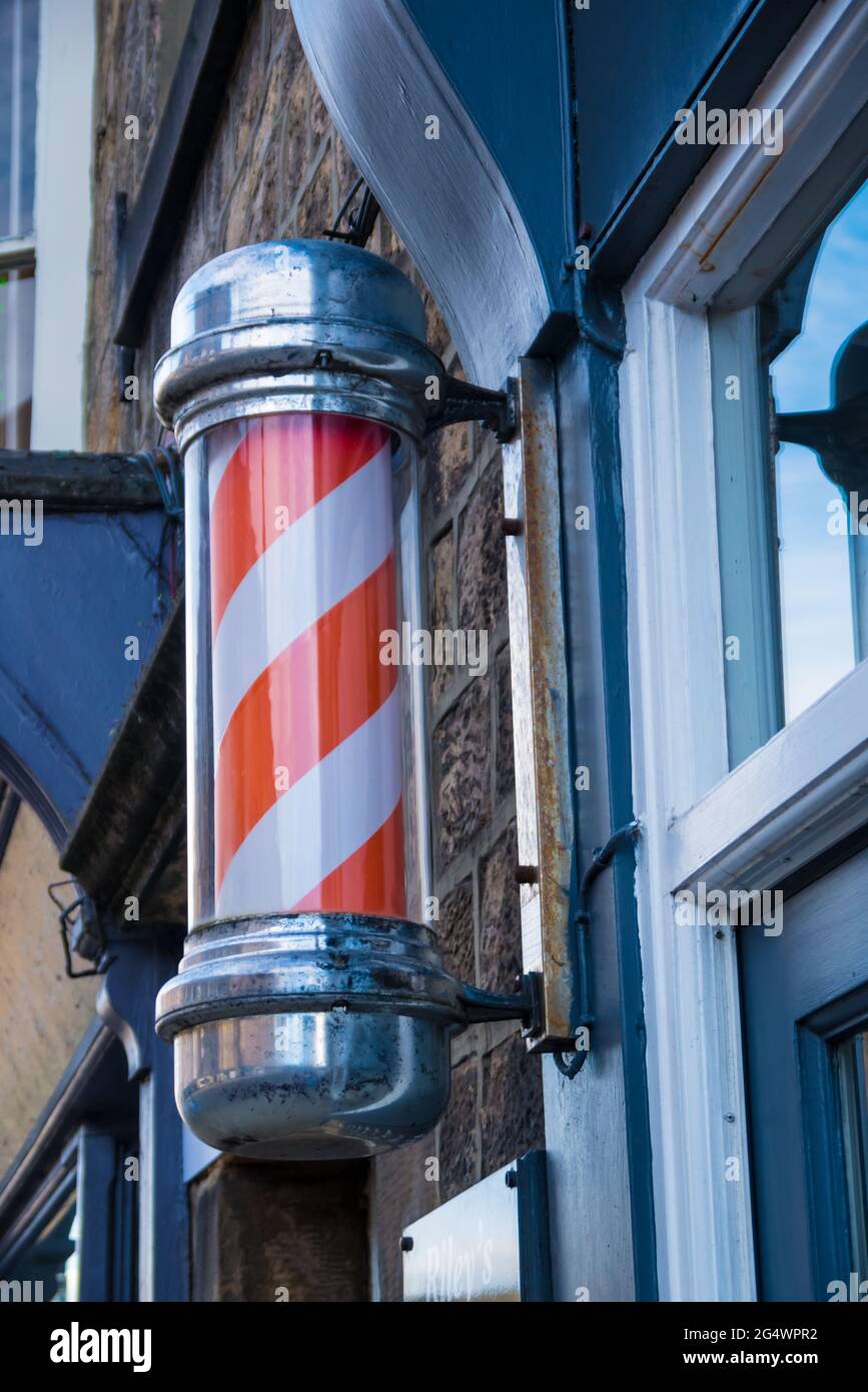 Un poteau de barbier chromé en rayures rouges et blanches Banque D'Images