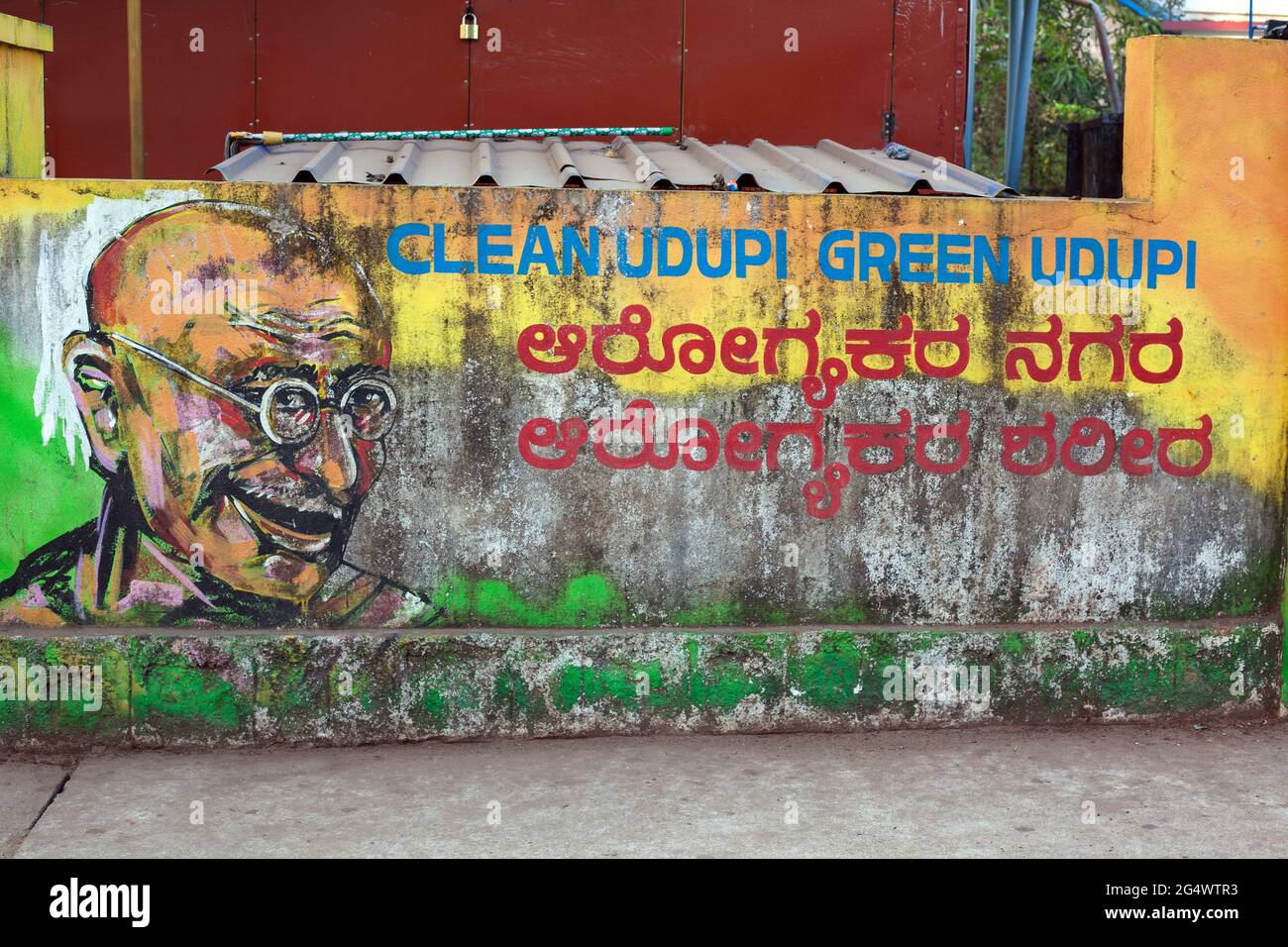 Image peinte sur le mur du Mahatma Gandhi exhortant le public à 'vert propre Udupi', Udupi, Karnataka, Inde Banque D'Images