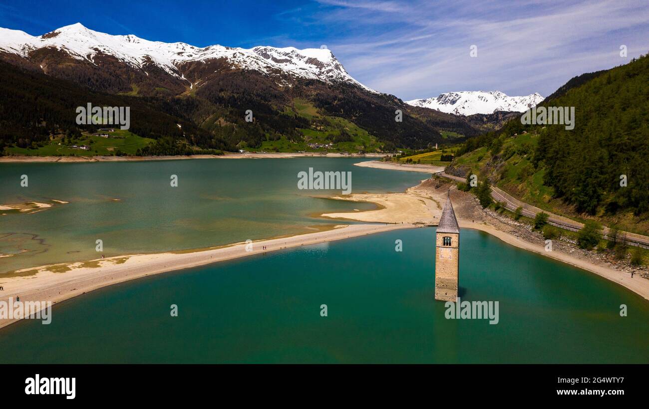 Le clocher de l'église submergée de Curon, lac Resia, province de Bolzano, Tyrol du Sud, Italie. Banque D'Images
