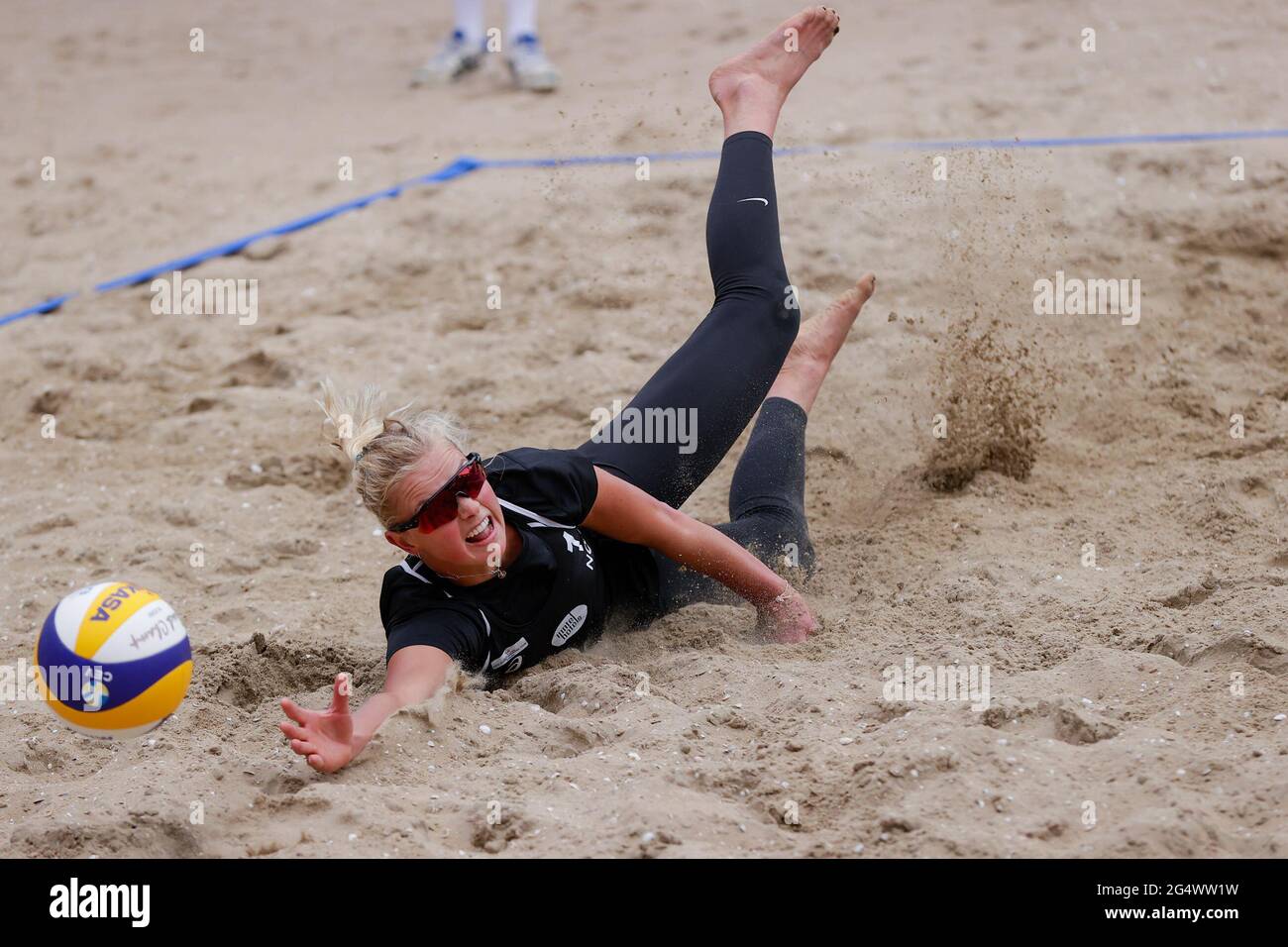 Den Haag, PAYS-BAS - JUIN 23 : Emilie Olimstad (1) de Norvège lors de la finale de la coupe continentale CEV Beachvolleybal 2021 à la Haye Beach Stadion le 23 juin 2021 à Den Haag, pays-Bas (photo de PIM Waslander/Orange Pictures) Banque D'Images